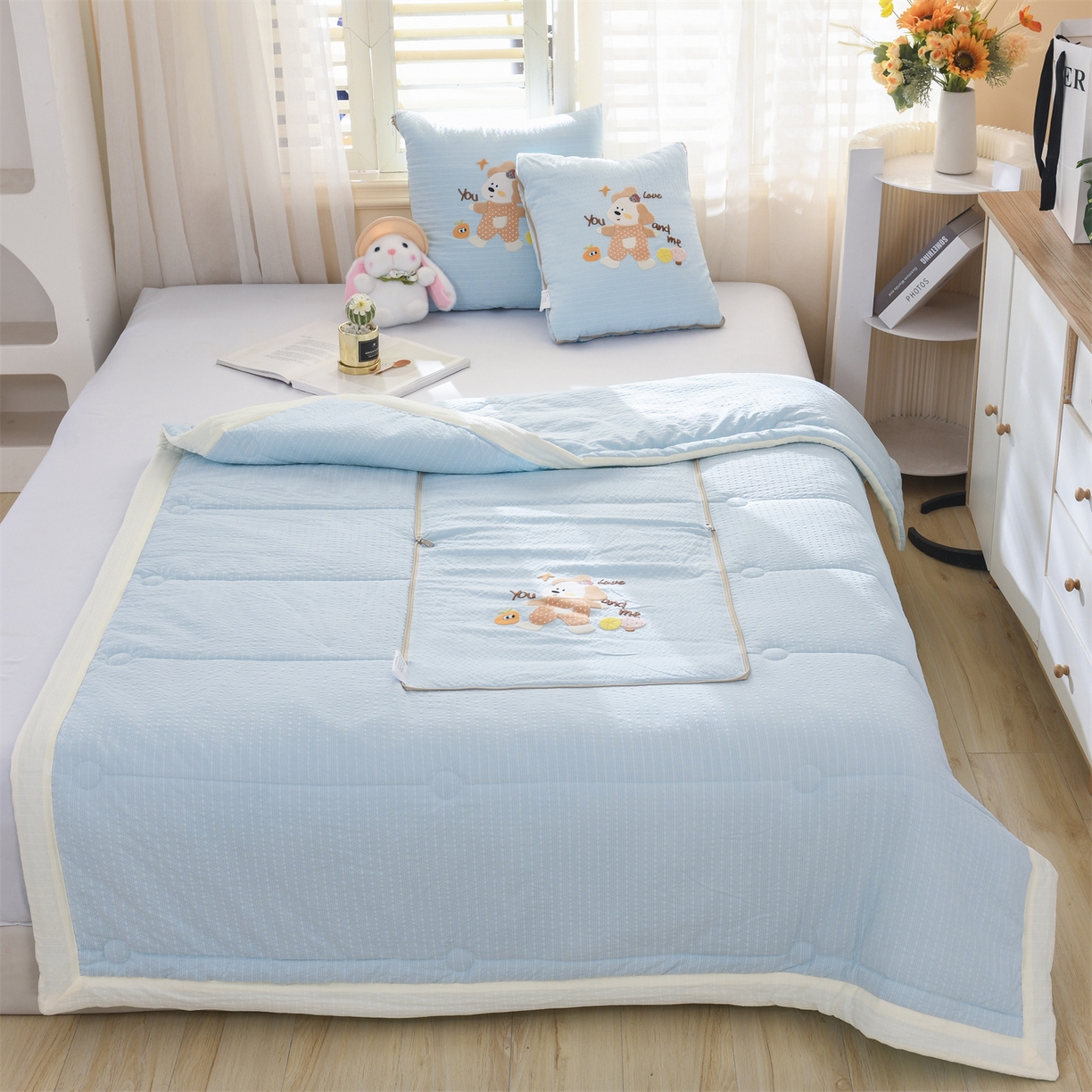 91家纺网 家纺一手货源 找家纺 恋绒家纺 2026新款四季款贴布绣靠枕被抱枕被飞天萌熊 甜心玩伴-天蓝色