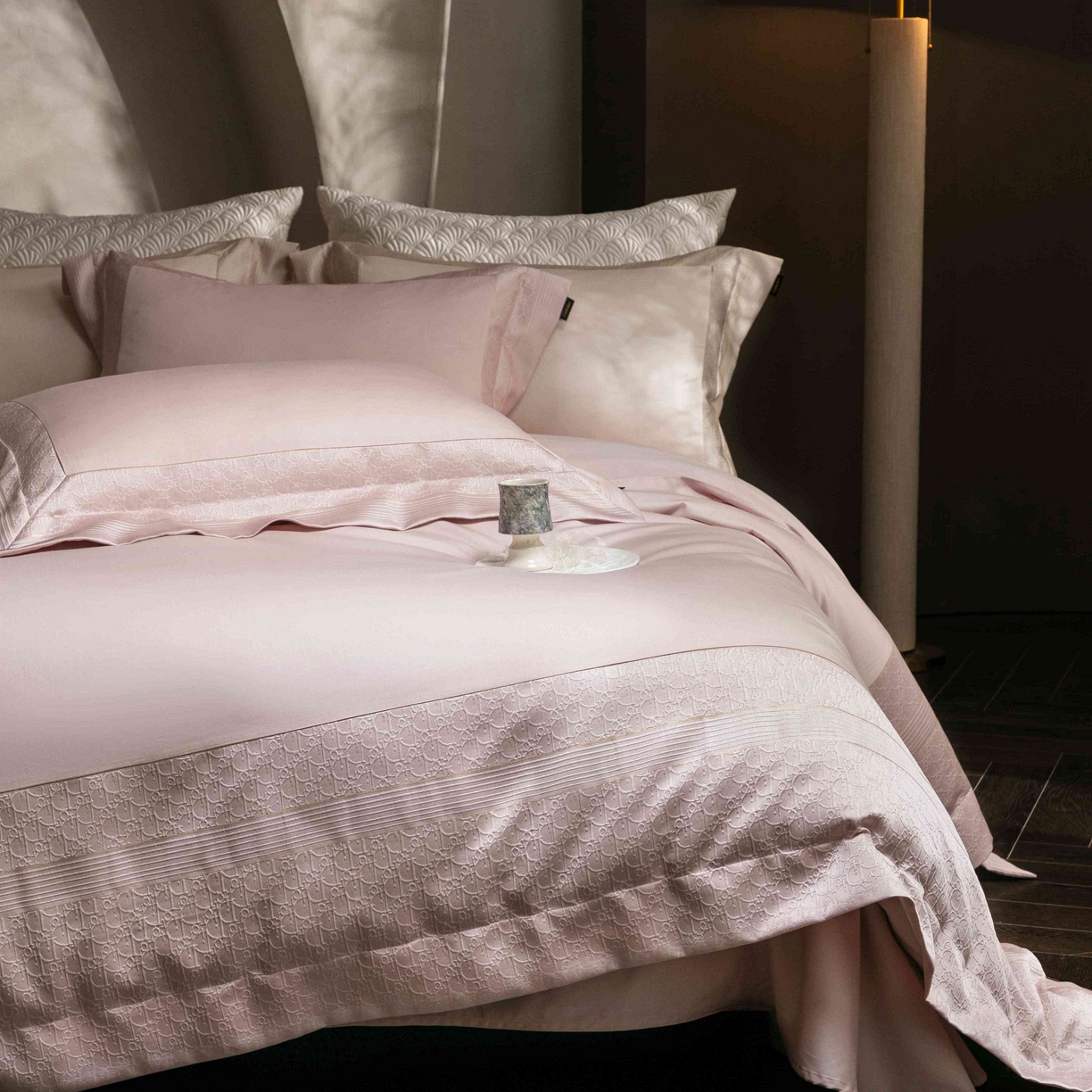 91家纺网 家纺一手货源 找家纺 卡巴伦家纺 2026春夏新款全棉纯棉贡缎高精密提花边条款式四件套 鎏金巴黎-樱花粉