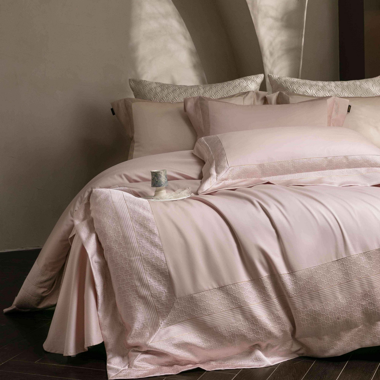 91家纺网 家纺一手货源 找家纺 卡巴伦家纺 2026春夏新款全棉纯棉贡缎高精密提花边条款式四件套 鎏金巴黎-樱花粉