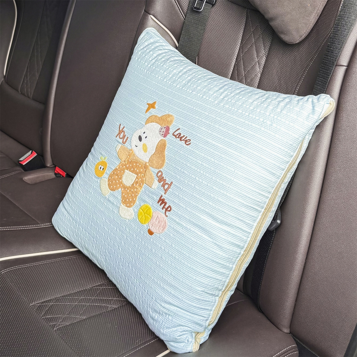 91家纺网 家纺一手货源 找家纺 恋绒家纺 2026新款四季款贴布绣靠枕被抱枕被飞天萌熊 甜心玩伴-天蓝色