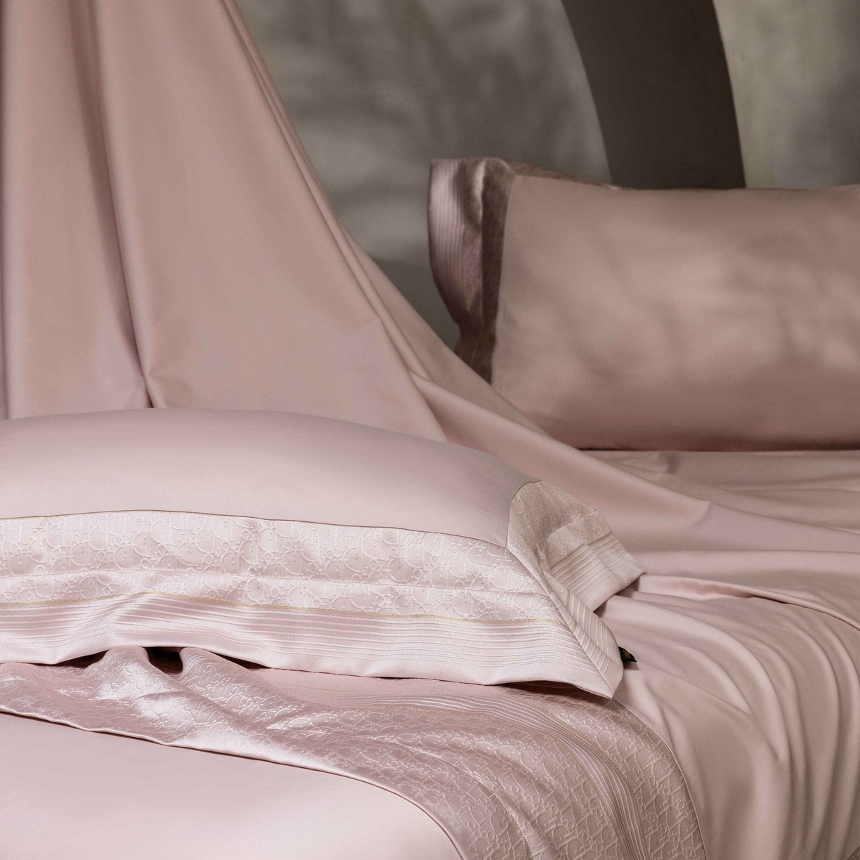 91家纺网 家纺一手货源 找家纺 卡巴伦家纺 2026春夏新款全棉纯棉贡缎高精密提花边条款式四件套 鎏金巴黎-樱花粉