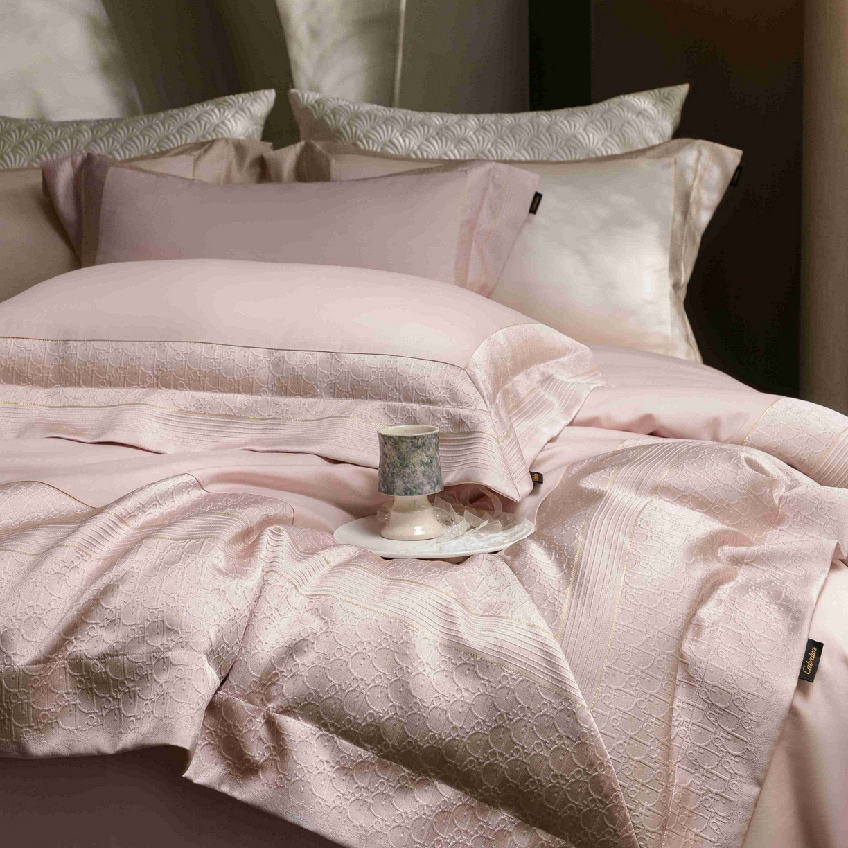 91家纺网 家纺一手货源 找家纺 卡巴伦家纺 2026春夏新款全棉纯棉贡缎高精密提花边条款式四件套 鎏金巴黎-樱花粉