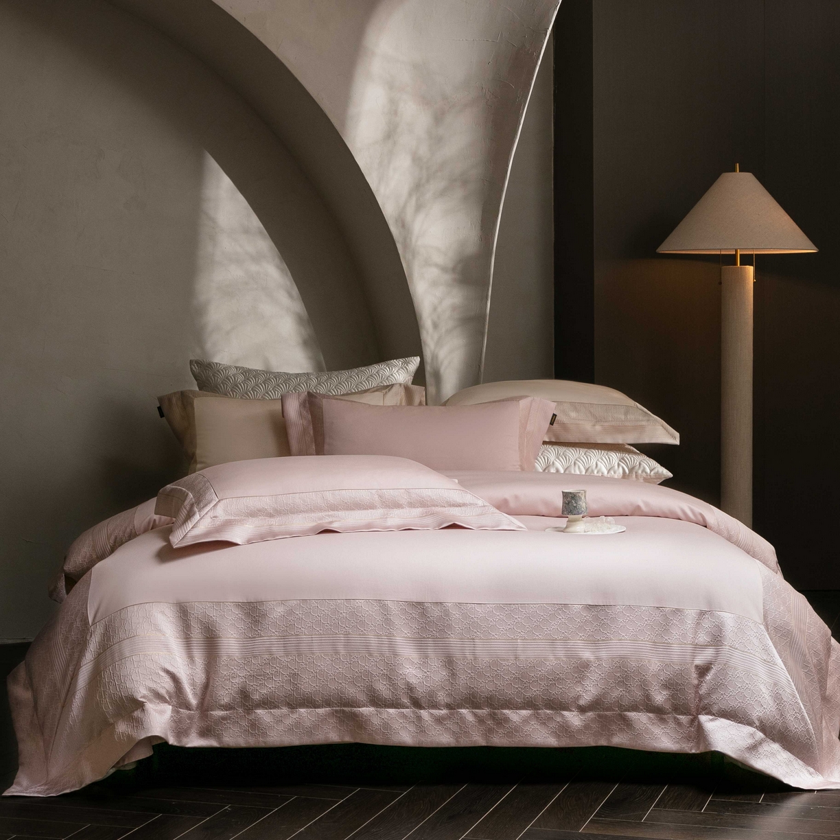 91家纺网 家纺一手货源 找家纺 卡巴伦家纺 2026春夏新款全棉纯棉贡缎高精密提花边条款式四件套 鎏金巴黎-樱花粉