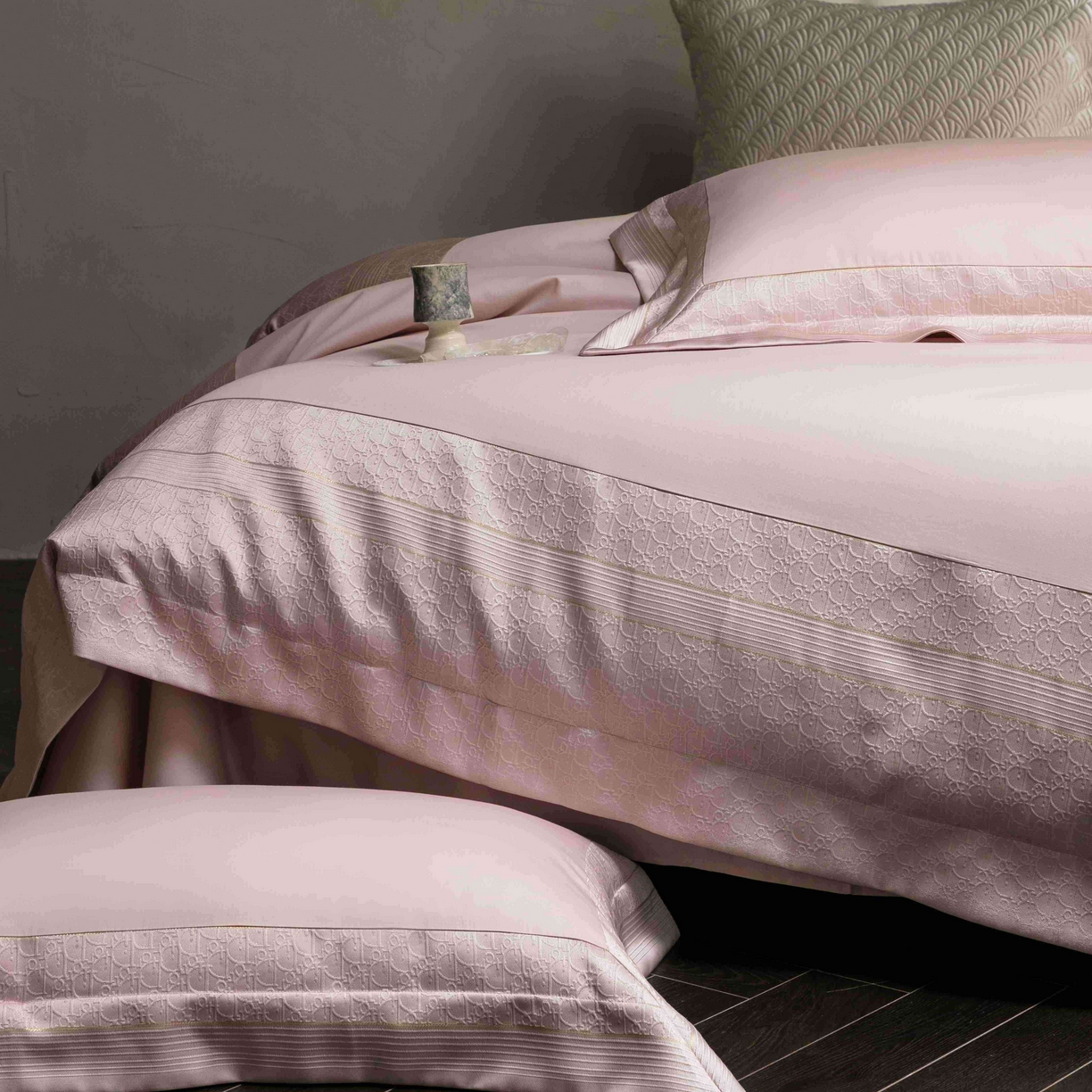 91家纺网 家纺一手货源 找家纺 卡巴伦家纺 2026春夏新款全棉纯棉贡缎高精密提花边条款式四件套 鎏金巴黎-樱花粉