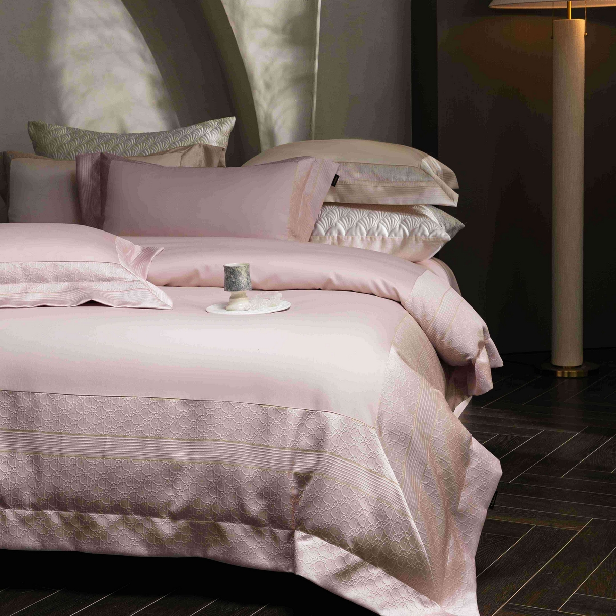 91家纺网 家纺一手货源 找家纺 卡巴伦家纺 2026春夏新款全棉纯棉贡缎高精密提花边条款式四件套 鎏金巴黎-樱花粉