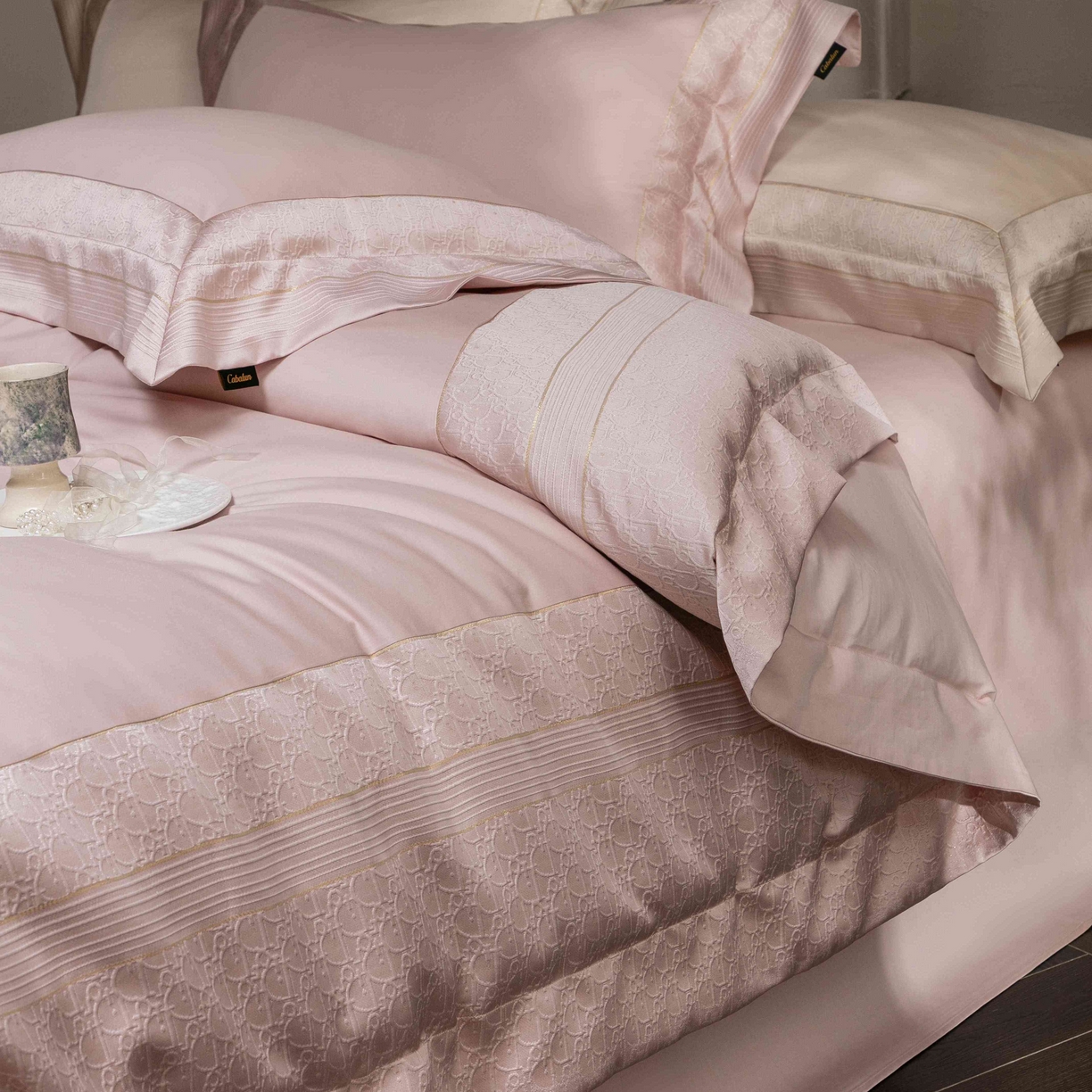 91家纺网 家纺一手货源 找家纺 卡巴伦家纺 2026春夏新款全棉纯棉贡缎高精密提花边条款式四件套 鎏金巴黎-樱花粉