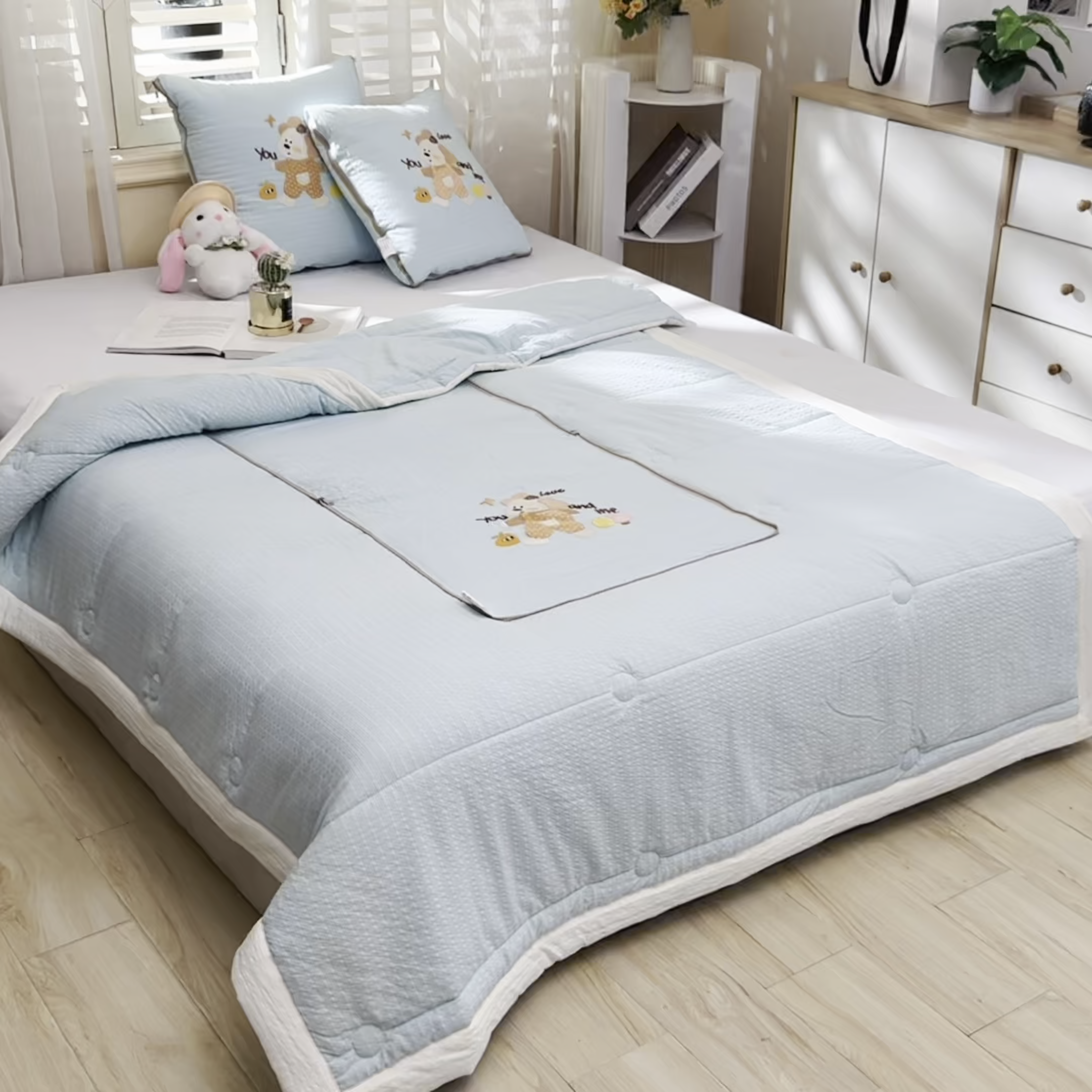 91家纺网 家纺一手货源 找家纺 恋绒家纺 2026新款四季款贴布绣靠枕被抱枕被飞天萌熊 甜心玩伴-天蓝色