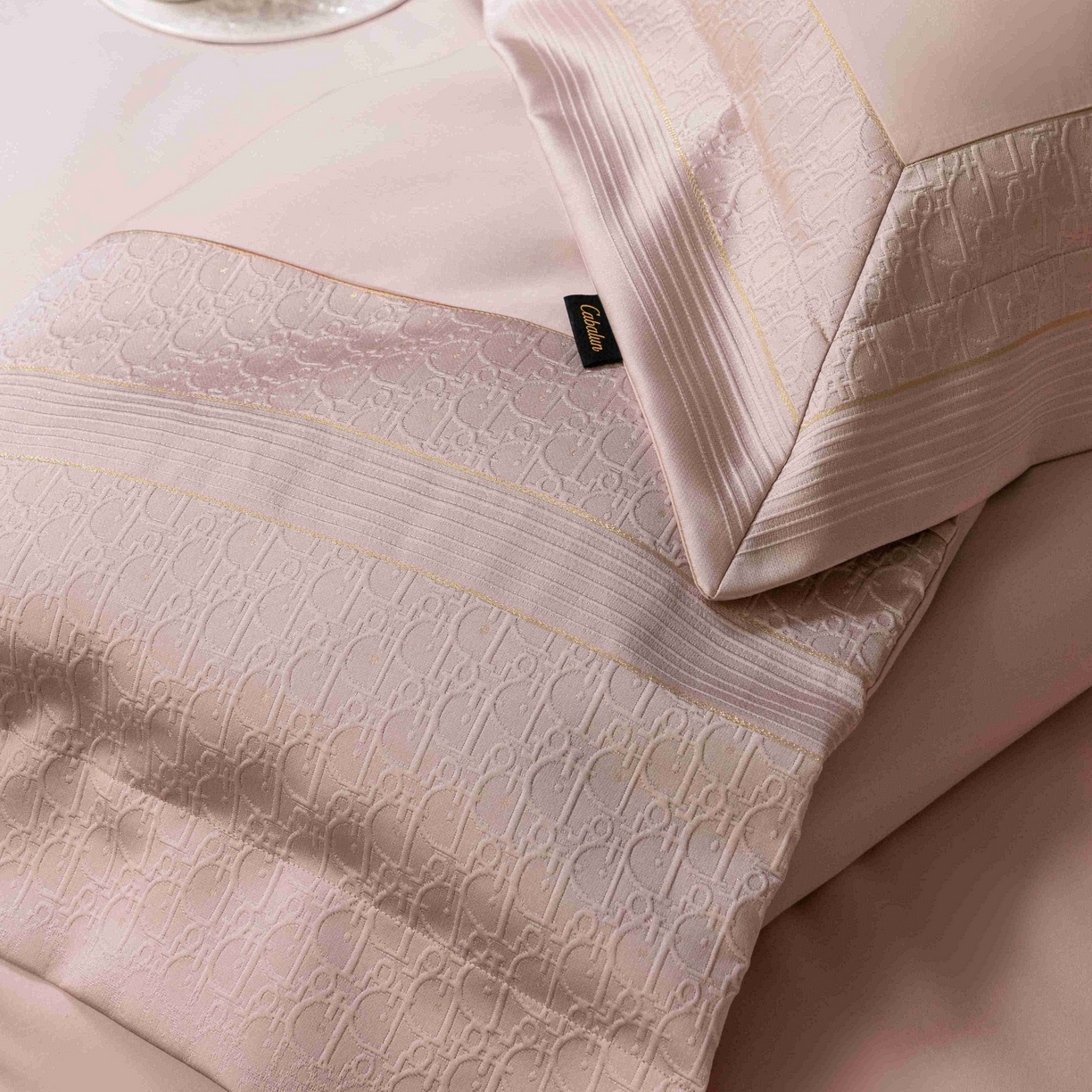 91家纺网 家纺一手货源 找家纺 卡巴伦家纺 2026春夏新款全棉纯棉贡缎高精密提花边条款式四件套 鎏金巴黎-樱花粉