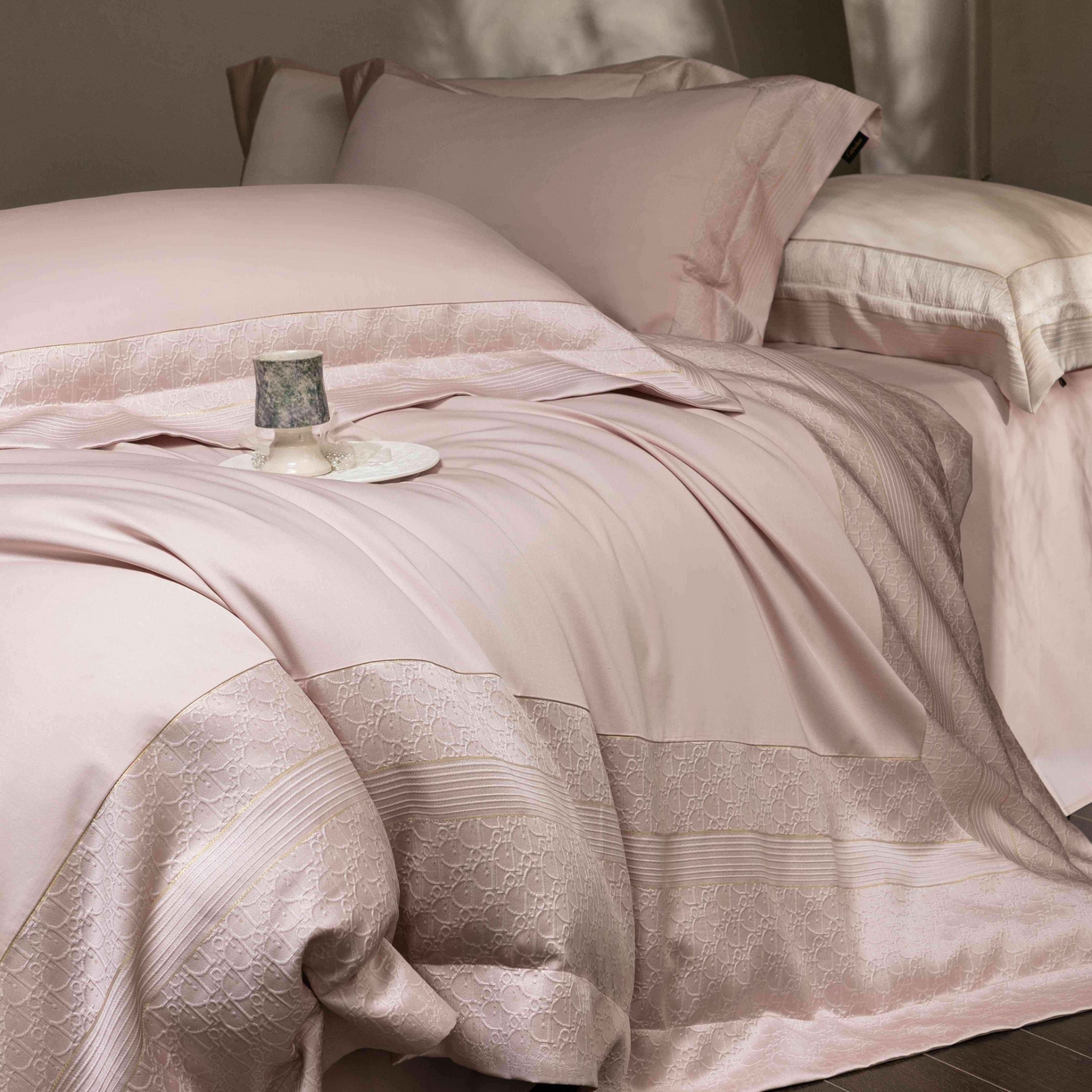 91家纺网 家纺一手货源 找家纺 卡巴伦家纺 2026春夏新款全棉纯棉贡缎高精密提花边条款式四件套 鎏金巴黎-樱花粉