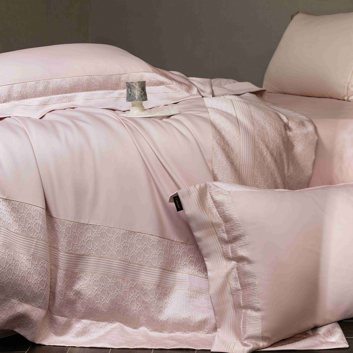 91家纺网 家纺一手货源 找家纺 卡巴伦家纺 2026春夏新款全棉纯棉贡缎高精密提花边条款式四件套 鎏金巴黎-樱花粉