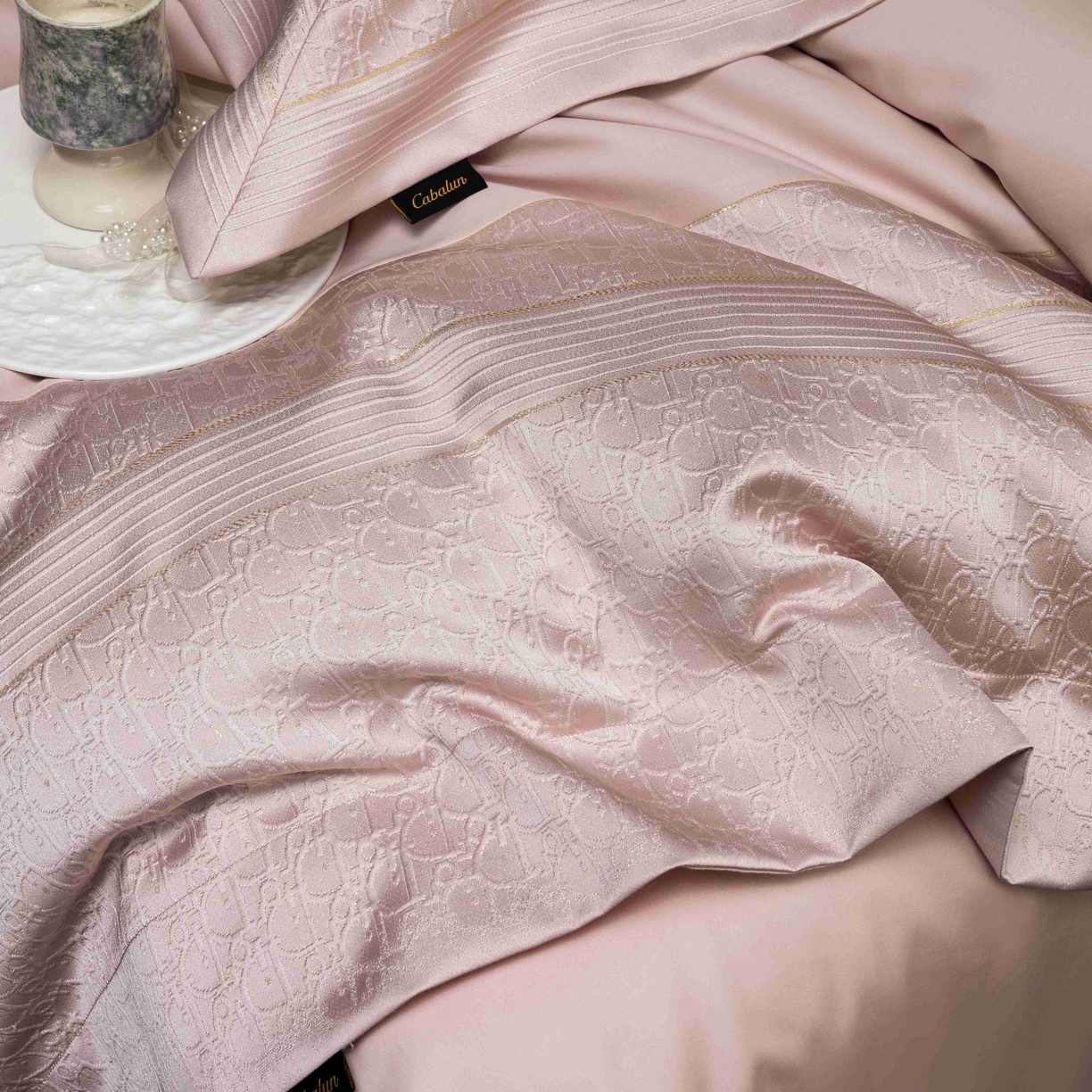 91家纺网 家纺一手货源 找家纺 卡巴伦家纺 2026春夏新款全棉纯棉贡缎高精密提花边条款式四件套 鎏金巴黎-樱花粉