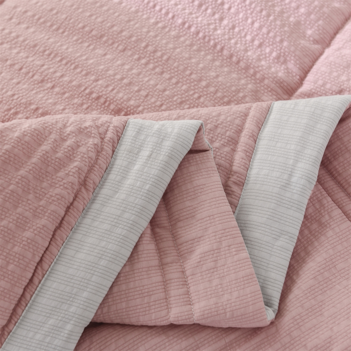 91家纺网 家纺一手货源 找家纺 恋绒家纺 2026新款四季款贴布绣靠枕被抱枕被飞天萌熊 云朵小熊-豆沙