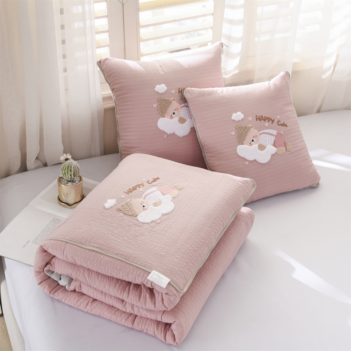 91家纺网 家纺一手货源 找家纺 恋绒家纺 2026新款四季款贴布绣靠枕被抱枕被飞天萌熊 云朵小熊-豆沙