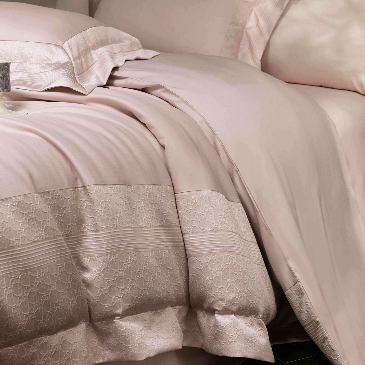 91家纺网 家纺一手货源 找家纺 卡巴伦家纺 2026春夏新款全棉纯棉贡缎高精密提花边条款式四件套 鎏金巴黎-樱花粉