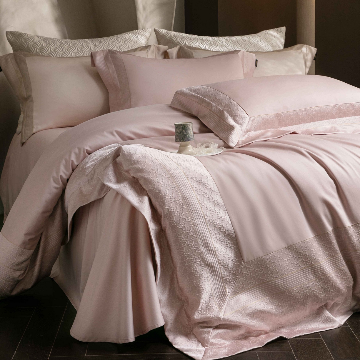 91家纺网 家纺一手货源 找家纺 卡巴伦家纺 2026春夏新款全棉纯棉贡缎高精密提花边条款式四件套 鎏金巴黎-樱花粉