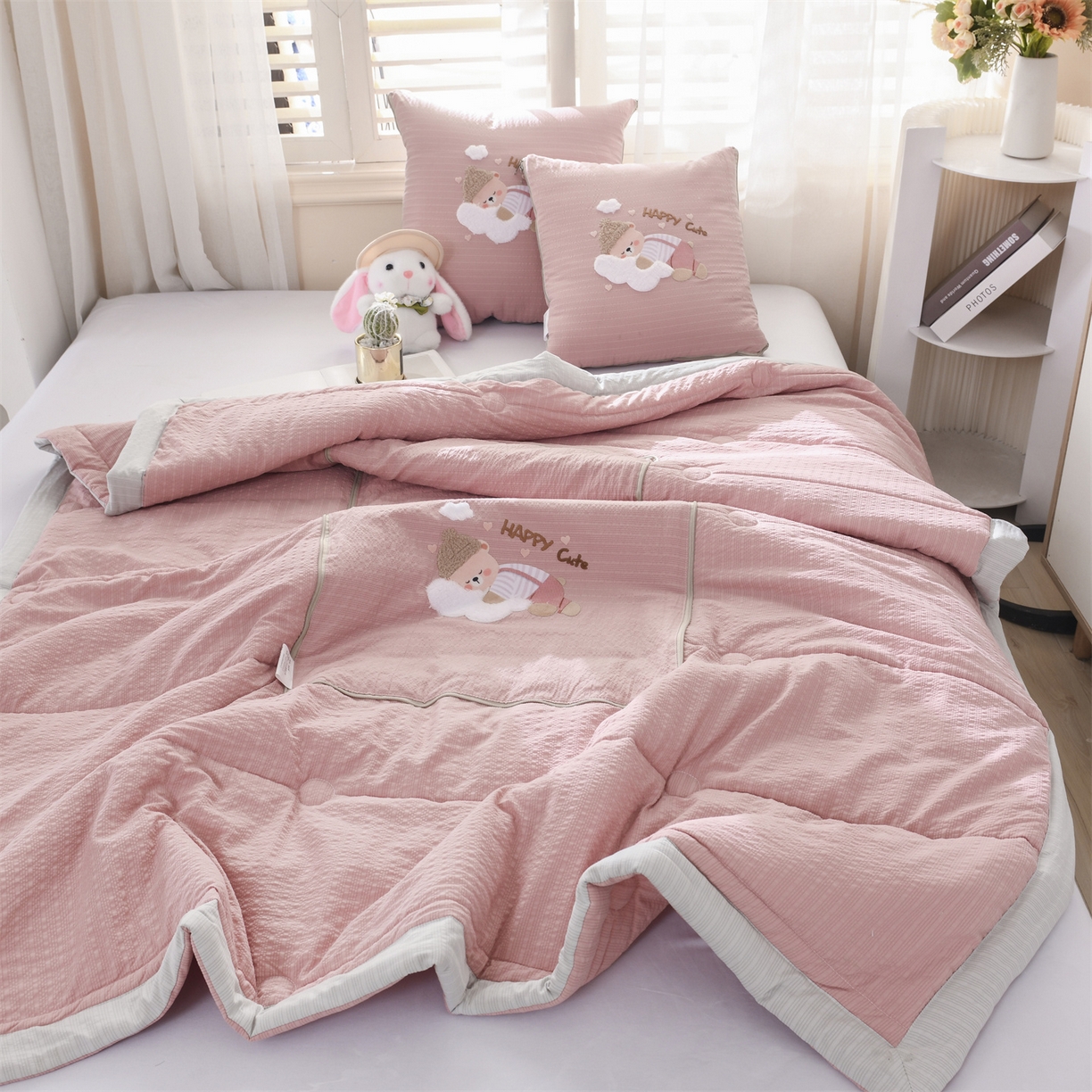 91家纺网 家纺一手货源 找家纺 恋绒家纺 2026新款四季款贴布绣靠枕被抱枕被飞天萌熊 云朵小熊-豆沙