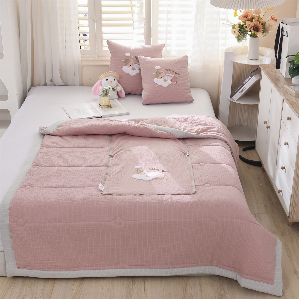 91家纺网 家纺一手货源 找家纺 恋绒家纺 2026新款四季款贴布绣靠枕被抱枕被飞天萌熊 云朵小熊-豆沙