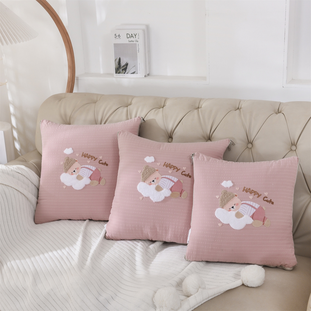 91家纺网 家纺一手货源 找家纺 恋绒家纺 2026新款四季款贴布绣靠枕被抱枕被飞天萌熊 云朵小熊-豆沙