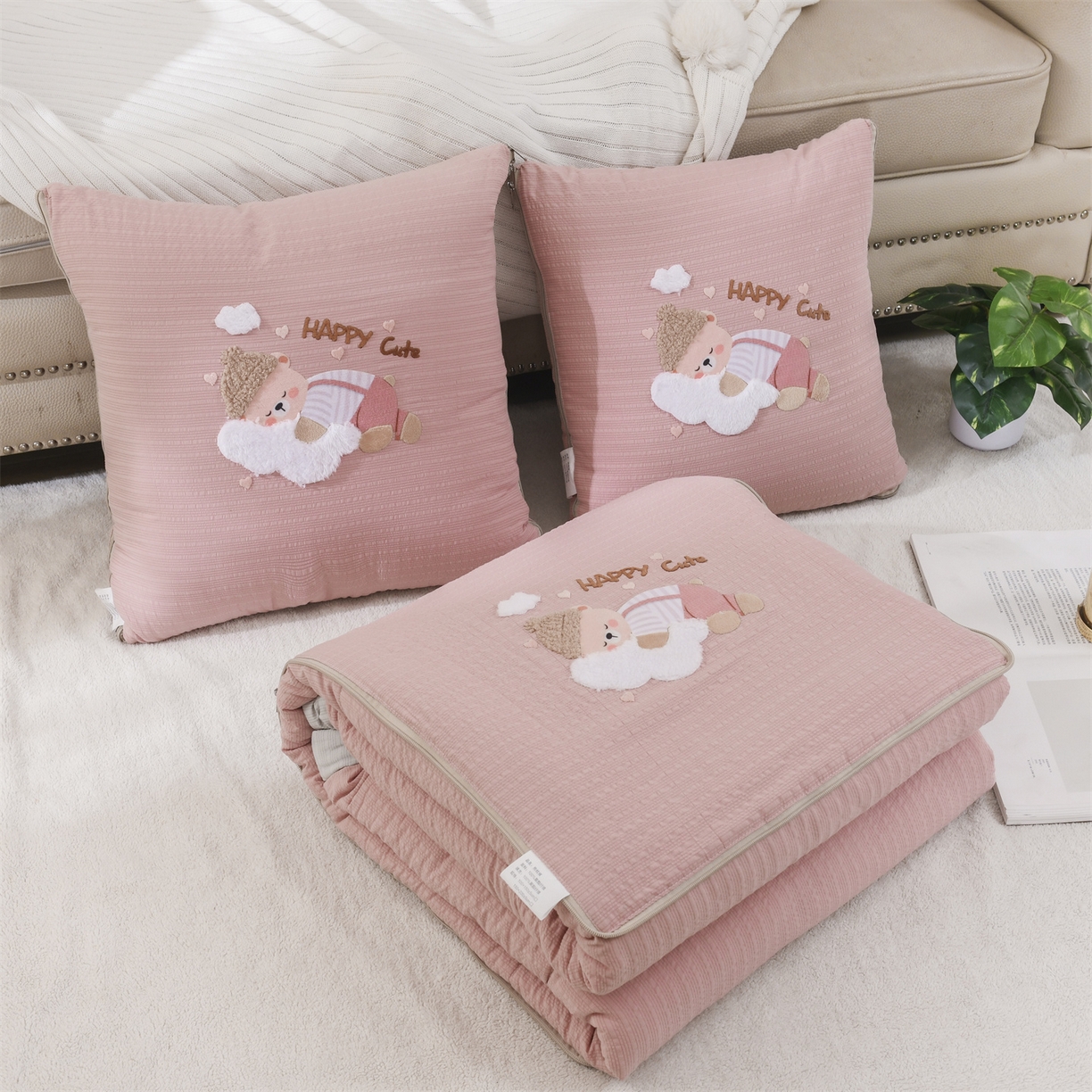 91家纺网 家纺一手货源 找家纺 恋绒家纺 2026新款四季款贴布绣靠枕被抱枕被飞天萌熊 云朵小熊-豆沙