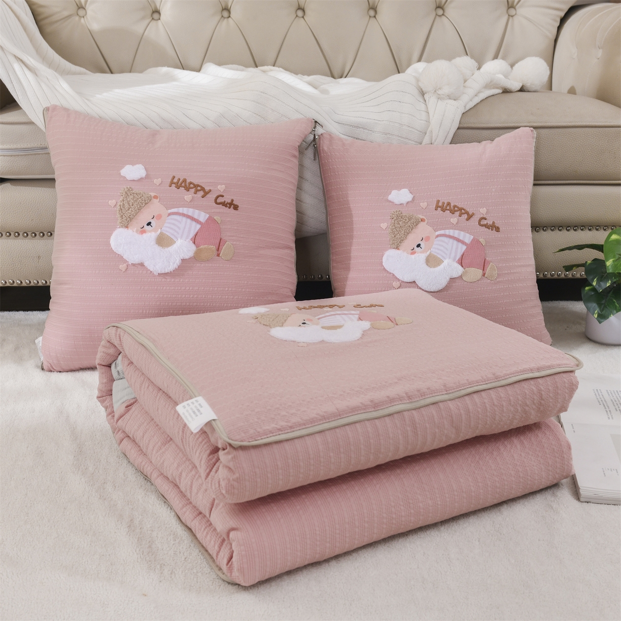 91家纺网 家纺一手货源 找家纺 恋绒家纺 2026新款四季款贴布绣靠枕被抱枕被飞天萌熊 云朵小熊-豆沙