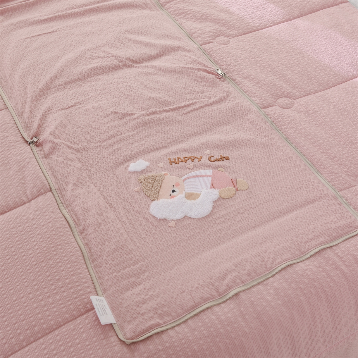 91家纺网 家纺一手货源 找家纺 恋绒家纺 2026新款四季款贴布绣靠枕被抱枕被飞天萌熊 云朵小熊-豆沙