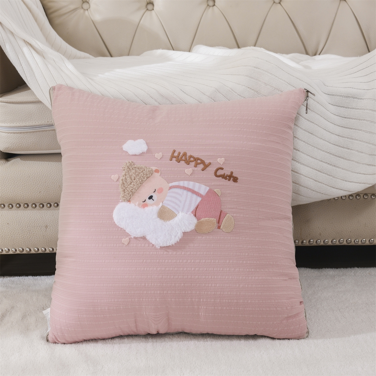 91家纺网 家纺一手货源 找家纺 恋绒家纺 2026新款四季款贴布绣靠枕被抱枕被飞天萌熊 云朵小熊-豆沙