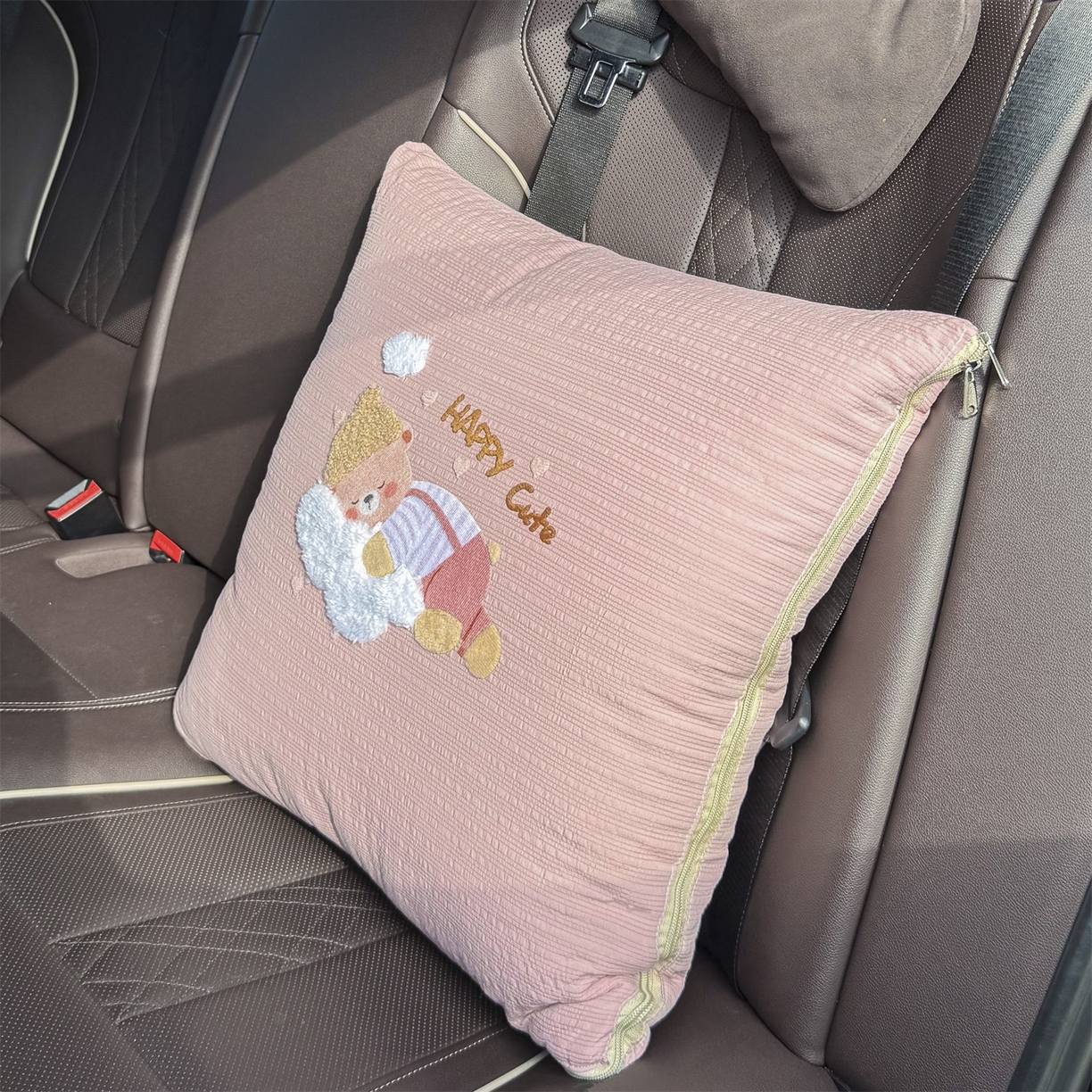 91家纺网 家纺一手货源 找家纺 恋绒家纺 2026新款四季款贴布绣靠枕被抱枕被飞天萌熊 云朵小熊-豆沙