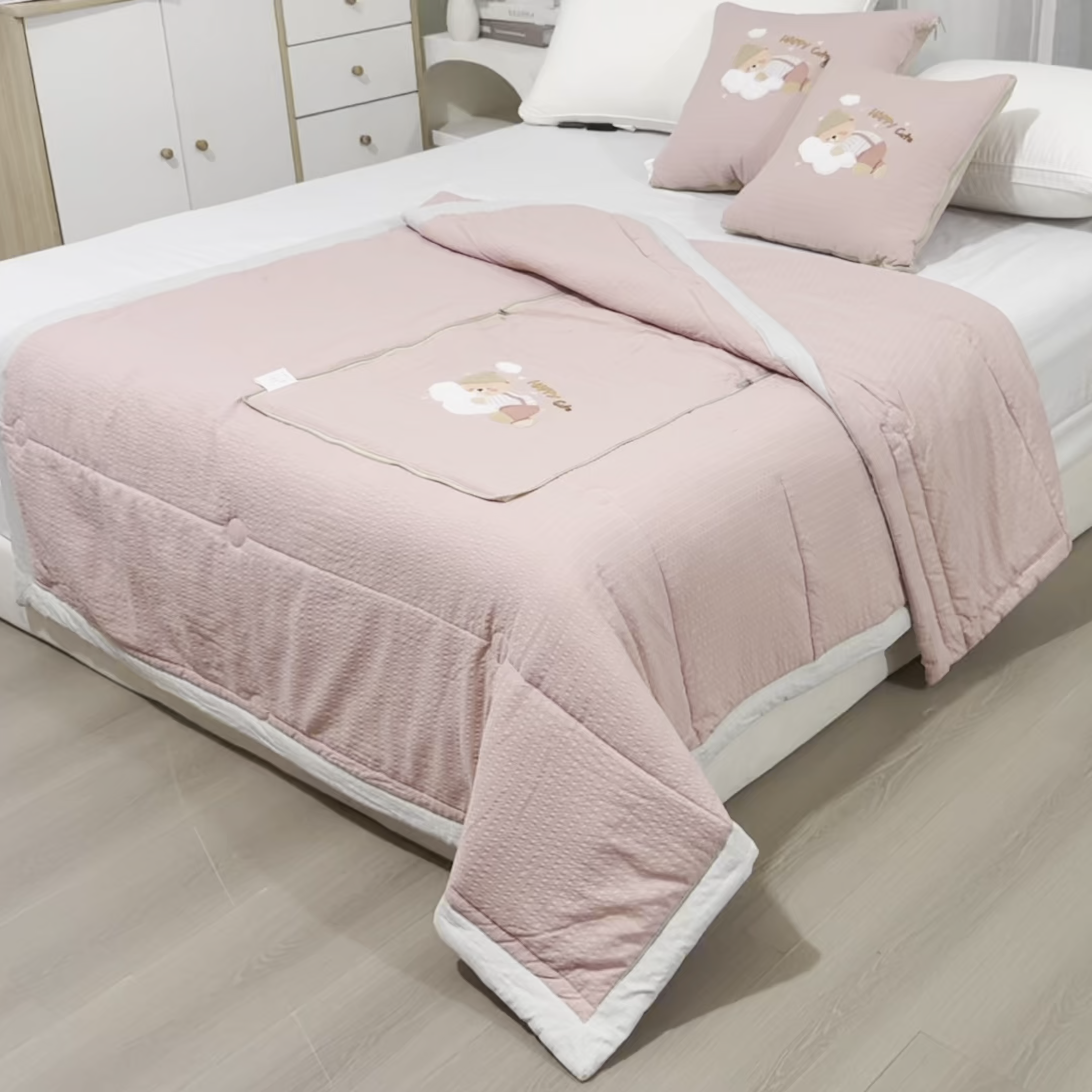 91家纺网 家纺一手货源 找家纺 恋绒家纺 2026新款四季款贴布绣靠枕被抱枕被飞天萌熊 云朵小熊-豆沙