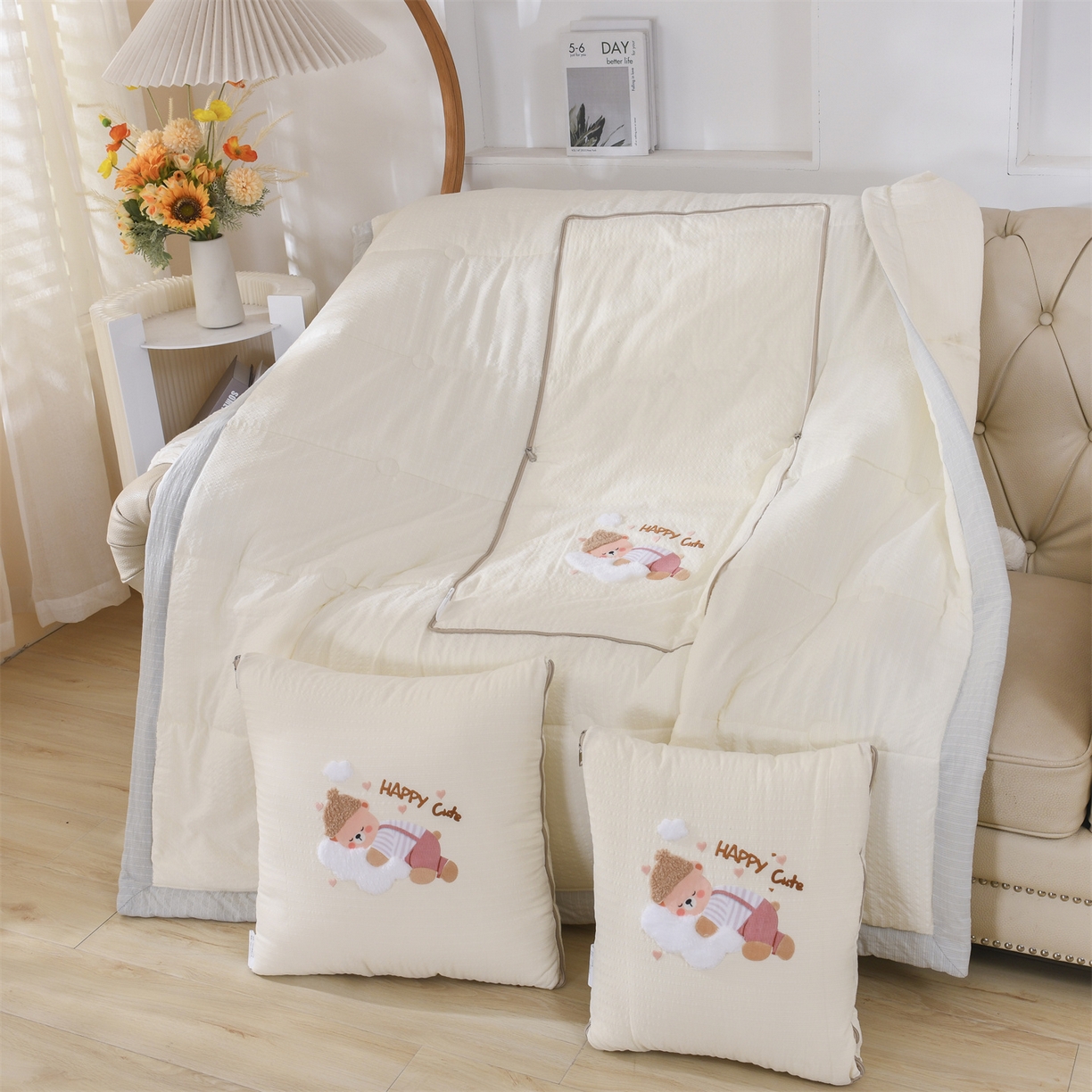 恋绒家纺 2026新款四季款贴布绣靠枕被抱枕被飞天萌熊 云朵小熊-米白