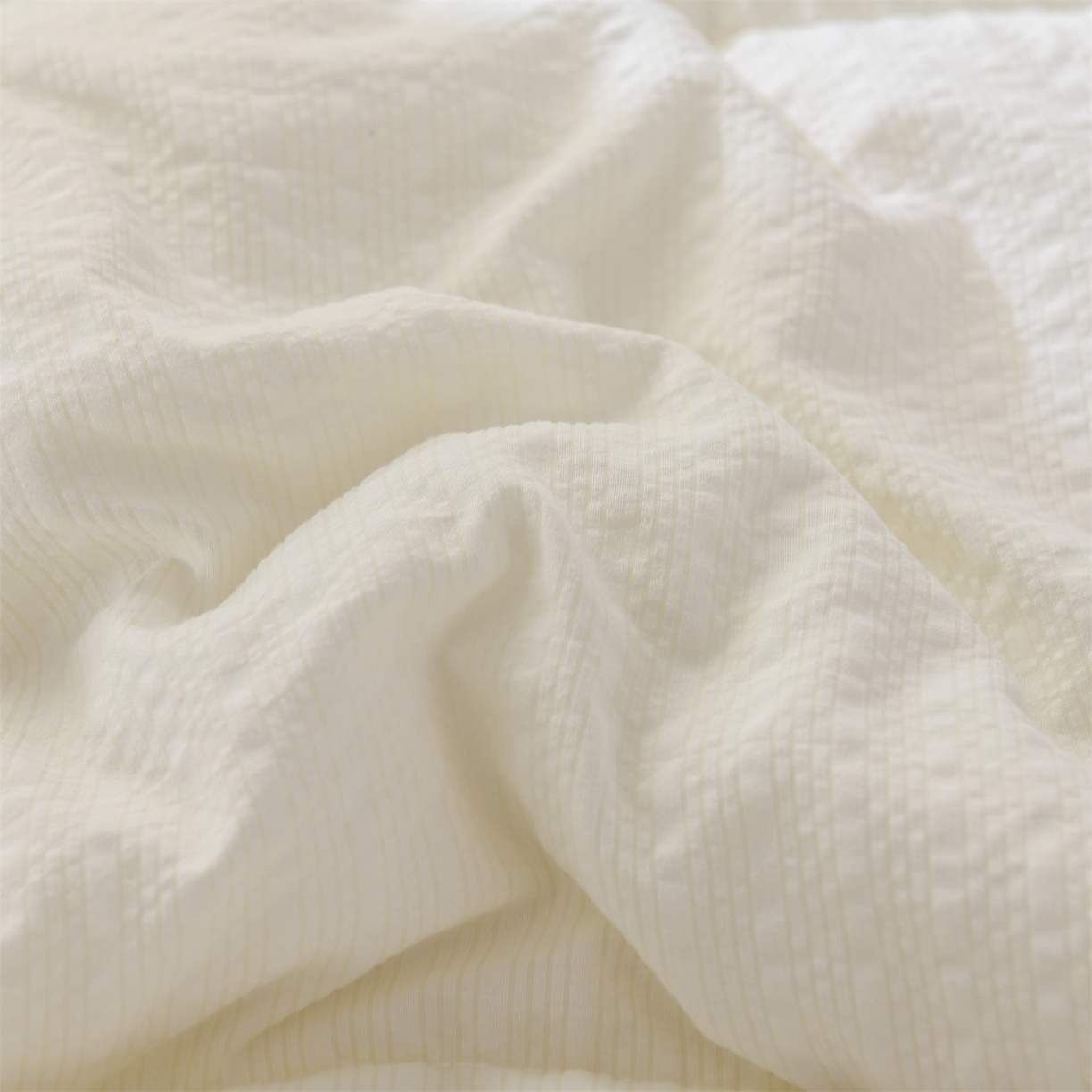 91家纺网 家纺一手货源 找家纺 恋绒家纺 2026新款四季款贴布绣靠枕被抱枕被飞天萌熊 云朵小熊-米白