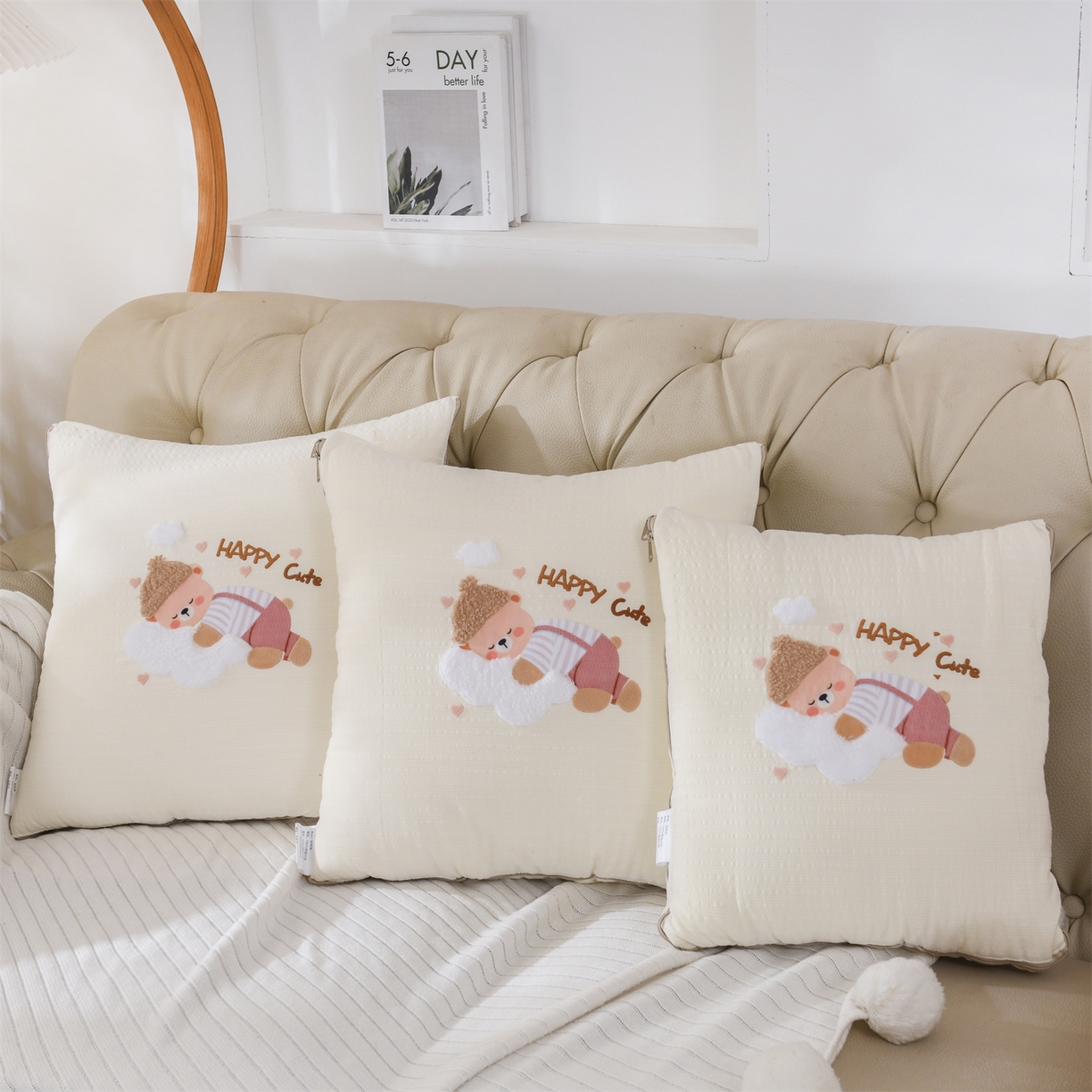 91家纺网 家纺一手货源 找家纺 恋绒家纺 2026新款四季款贴布绣靠枕被抱枕被飞天萌熊 云朵小熊-米白