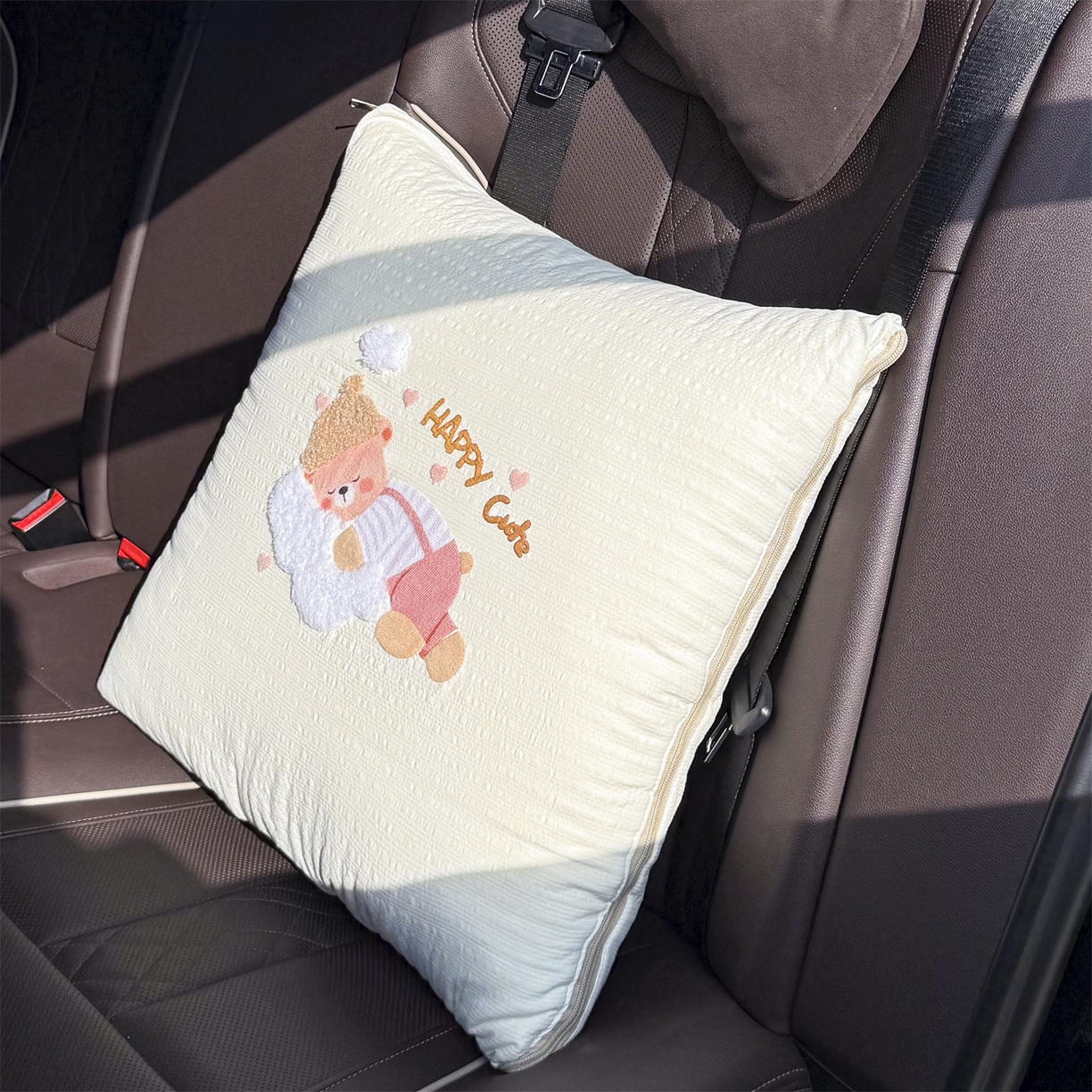 91家纺网 家纺一手货源 找家纺 恋绒家纺 2026新款四季款贴布绣靠枕被抱枕被飞天萌熊 云朵小熊-米白