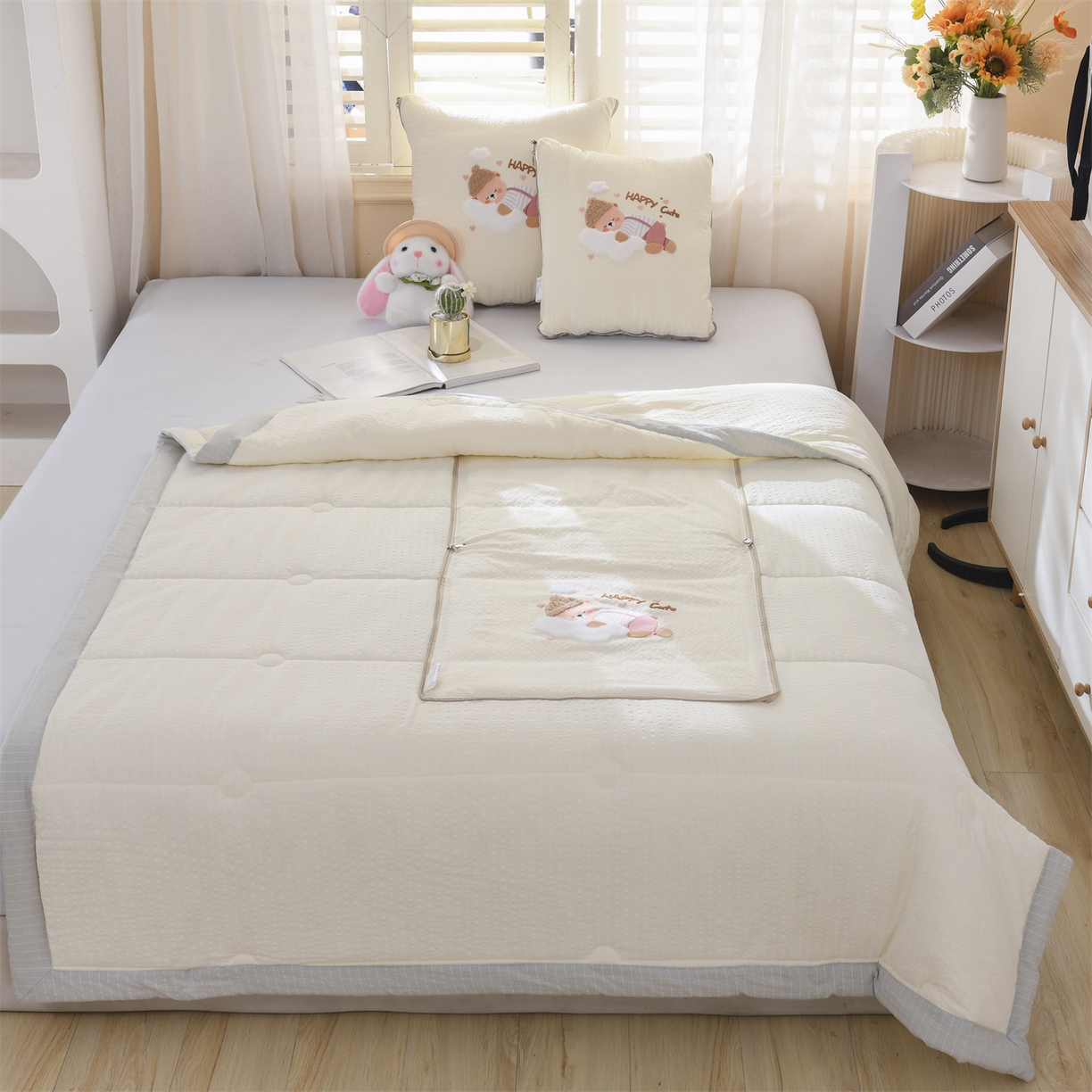 91家纺网 家纺一手货源 找家纺 恋绒家纺 2026新款四季款贴布绣靠枕被抱枕被飞天萌熊 云朵小熊-米白