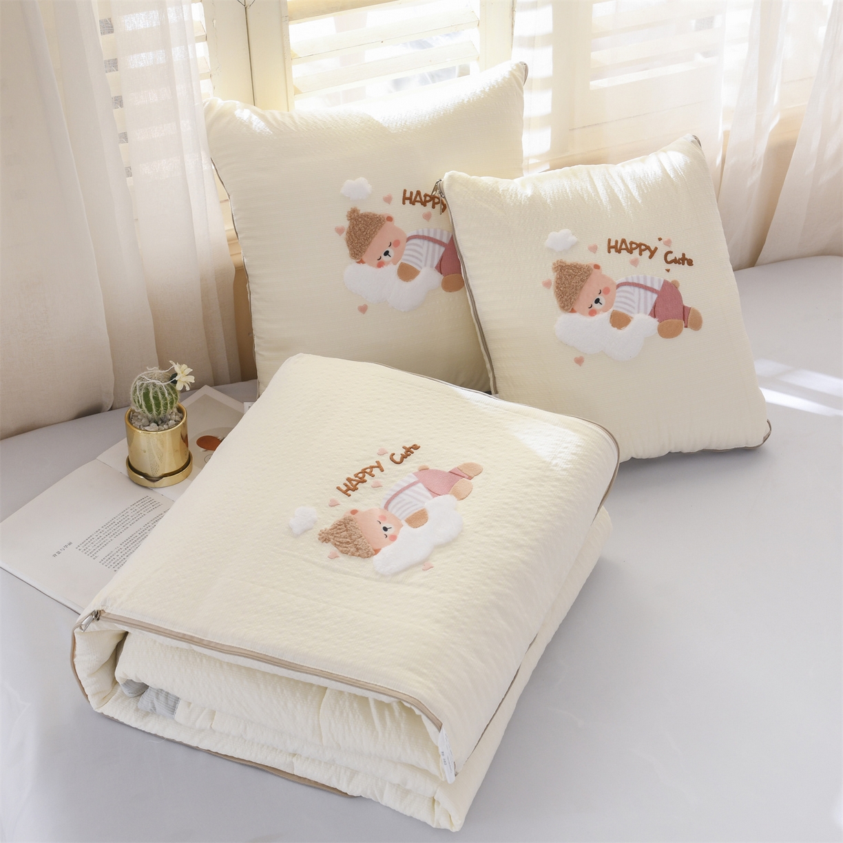 91家纺网 家纺一手货源 找家纺 恋绒家纺 2026新款四季款贴布绣靠枕被抱枕被飞天萌熊 云朵小熊-米白