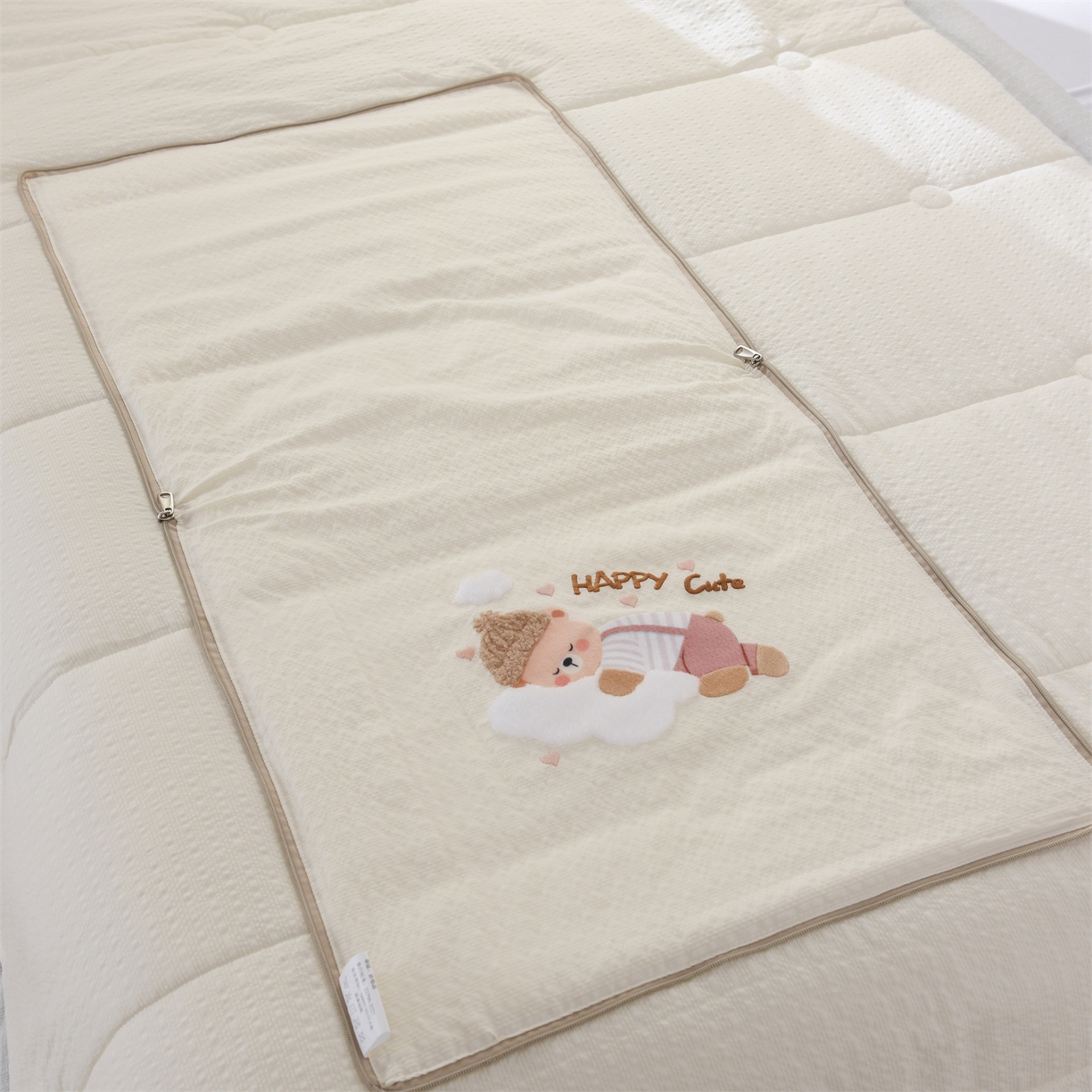 91家纺网 家纺一手货源 找家纺 恋绒家纺 2026新款四季款贴布绣靠枕被抱枕被飞天萌熊 云朵小熊-米白