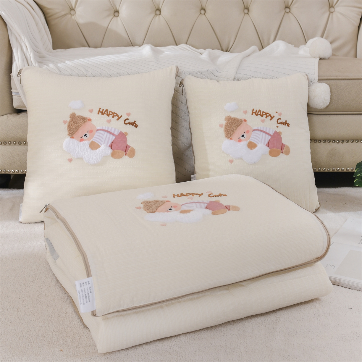 91家纺网 家纺一手货源 找家纺 恋绒家纺 2026新款四季款贴布绣靠枕被抱枕被飞天萌熊 云朵小熊-米白