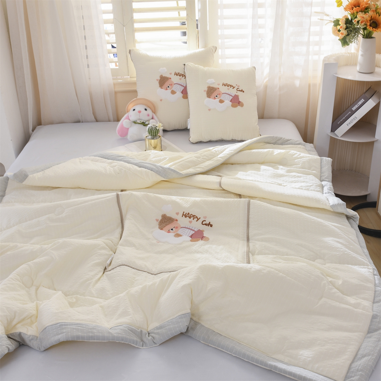 91家纺网 家纺一手货源 找家纺 恋绒家纺 2026新款四季款贴布绣靠枕被抱枕被飞天萌熊 云朵小熊-米白