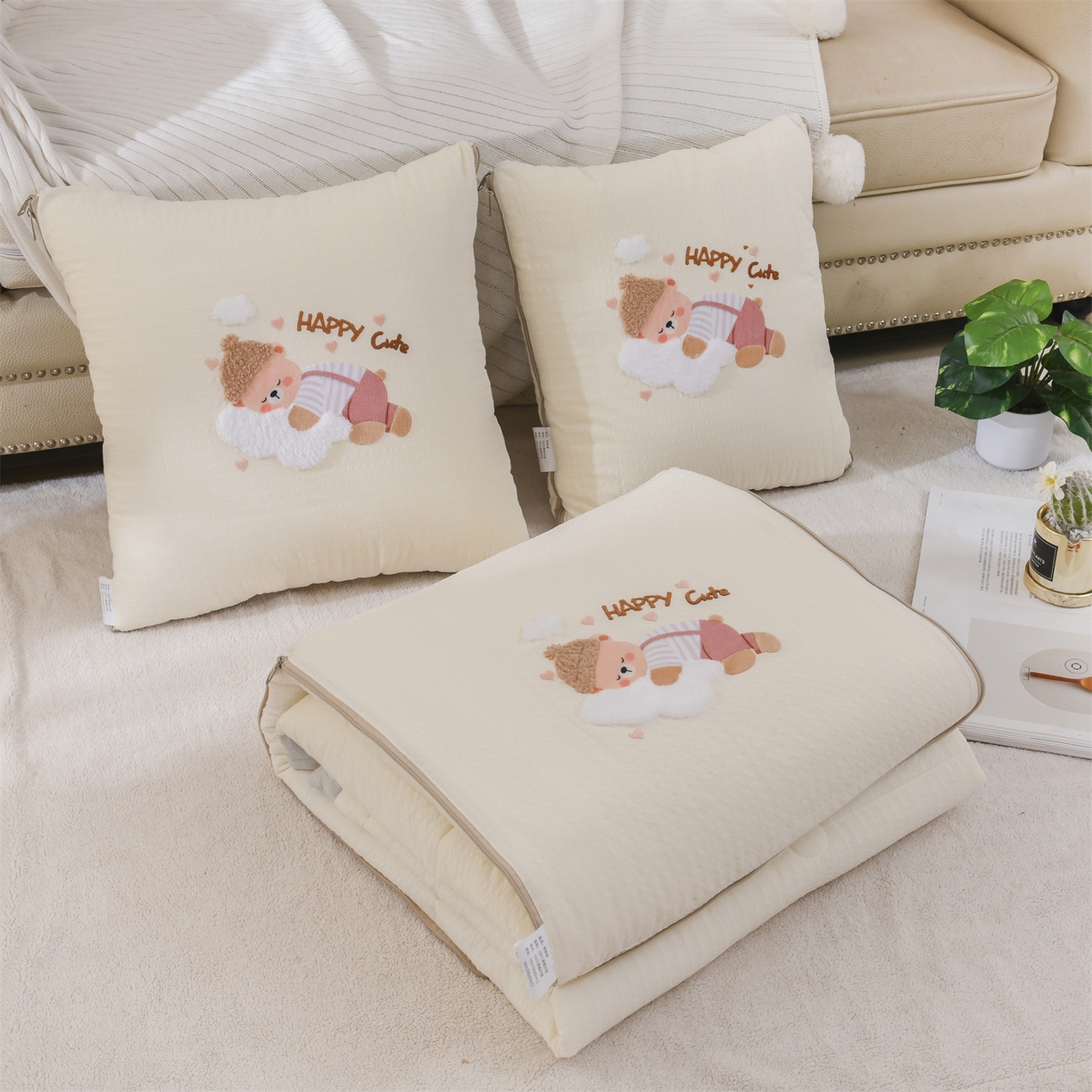 91家纺网 家纺一手货源 找家纺 恋绒家纺 2026新款四季款贴布绣靠枕被抱枕被飞天萌熊 云朵小熊-米白