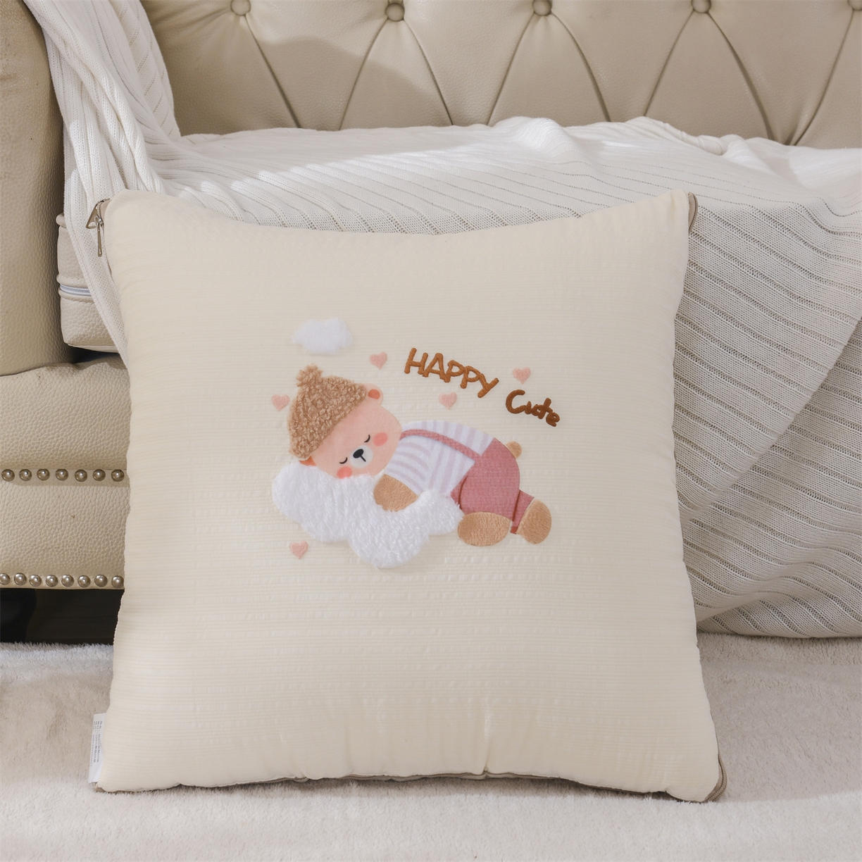 91家纺网 家纺一手货源 找家纺 恋绒家纺 2026新款四季款贴布绣靠枕被抱枕被飞天萌熊 云朵小熊-米白