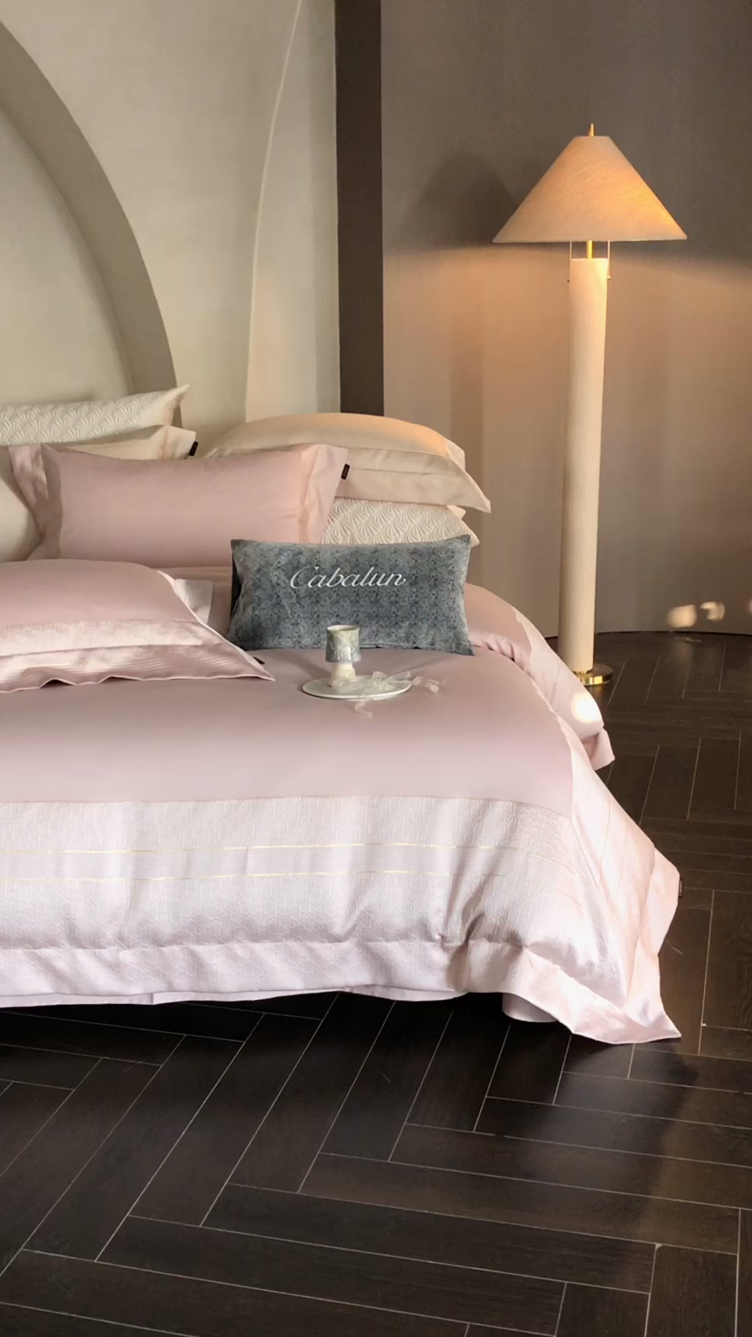 91家纺网 家纺一手货源 找家纺 卡巴伦家纺 2026春夏新款全棉纯棉贡缎高精密提花边条款式四件套 鎏金巴黎-樱花粉