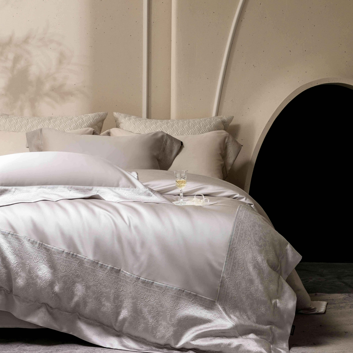 91家纺网 家纺一手货源 找家纺 卡巴伦家纺 2026春夏新款全棉纯棉贡缎高精密提花边条款式四件套 南法庄园-高级灰