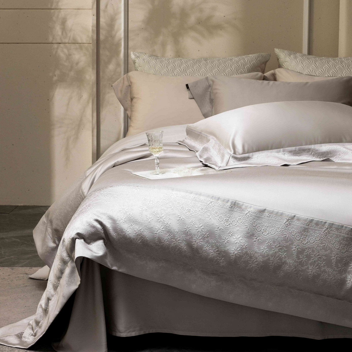 91家纺网 家纺一手货源 找家纺 卡巴伦家纺 2026春夏新款全棉纯棉贡缎高精密提花边条款式四件套 南法庄园-高级灰