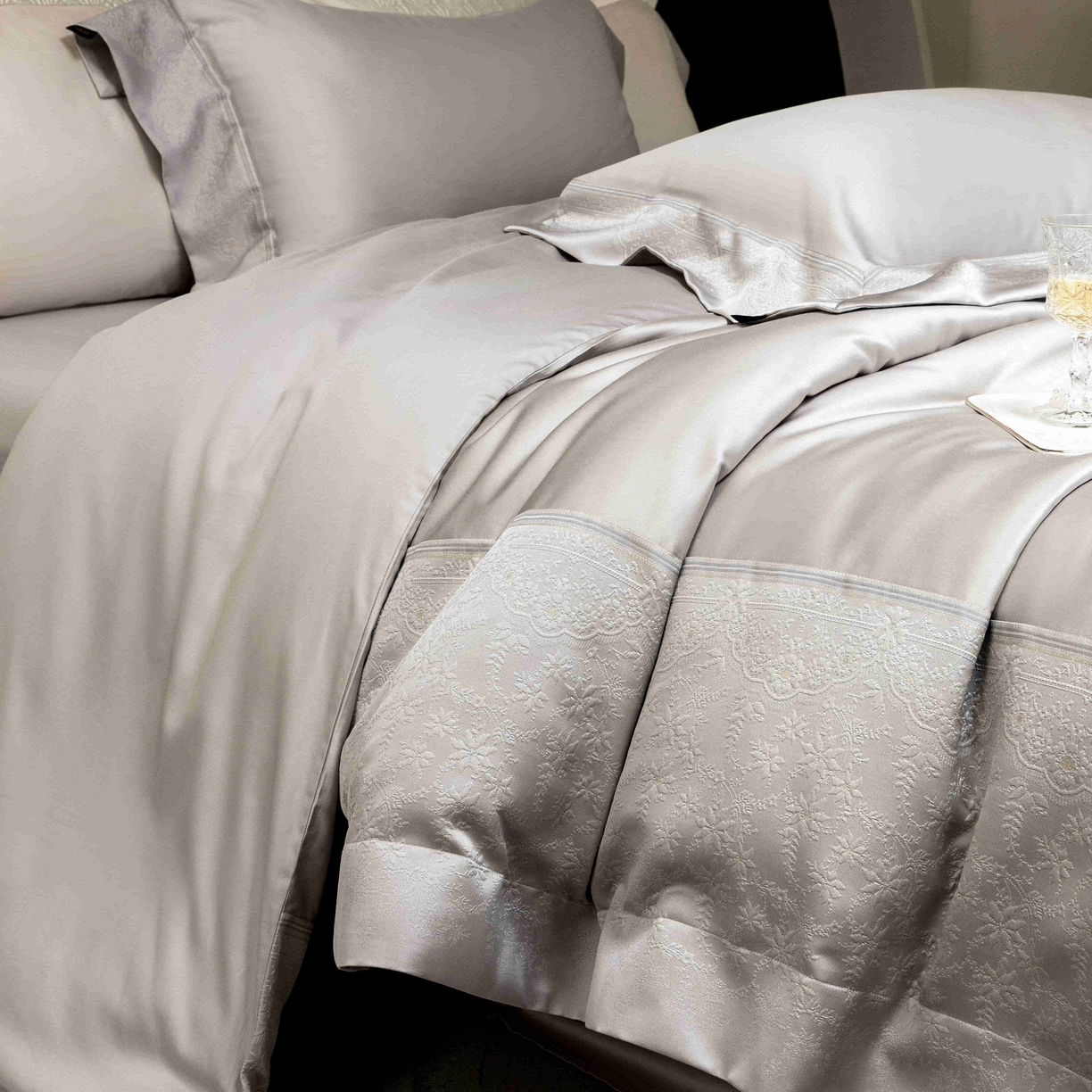 91家纺网 家纺一手货源 找家纺 卡巴伦家纺 2026春夏新款全棉纯棉贡缎高精密提花边条款式四件套 南法庄园-高级灰