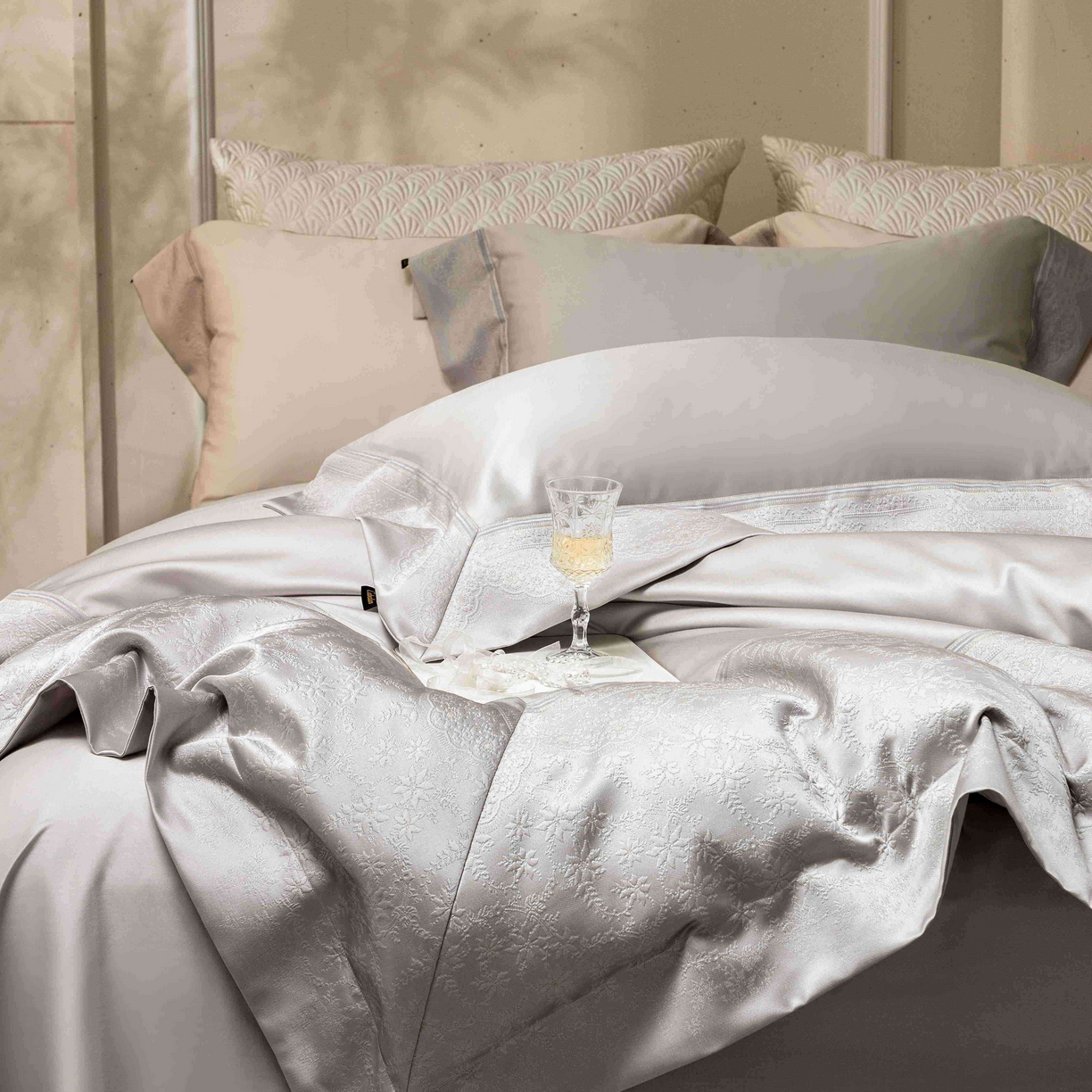 91家纺网 家纺一手货源 找家纺 卡巴伦家纺 2026春夏新款全棉纯棉贡缎高精密提花边条款式四件套 南法庄园-高级灰