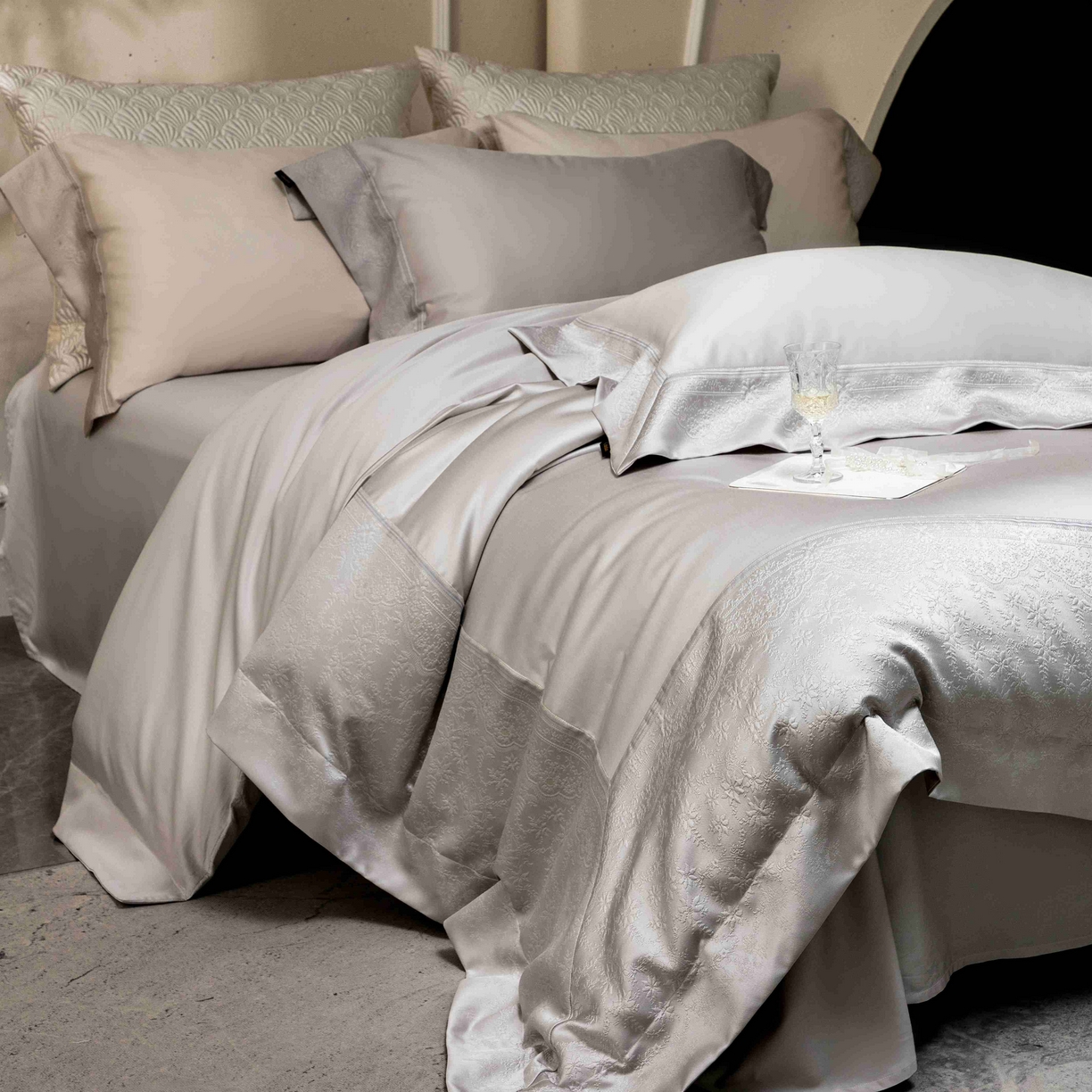 91家纺网 家纺一手货源 找家纺 卡巴伦家纺 2026春夏新款全棉纯棉贡缎高精密提花边条款式四件套 南法庄园-高级灰