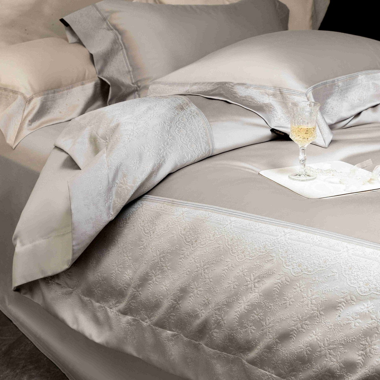 91家纺网 家纺一手货源 找家纺 卡巴伦家纺 2026春夏新款全棉纯棉贡缎高精密提花边条款式四件套 南法庄园-高级灰