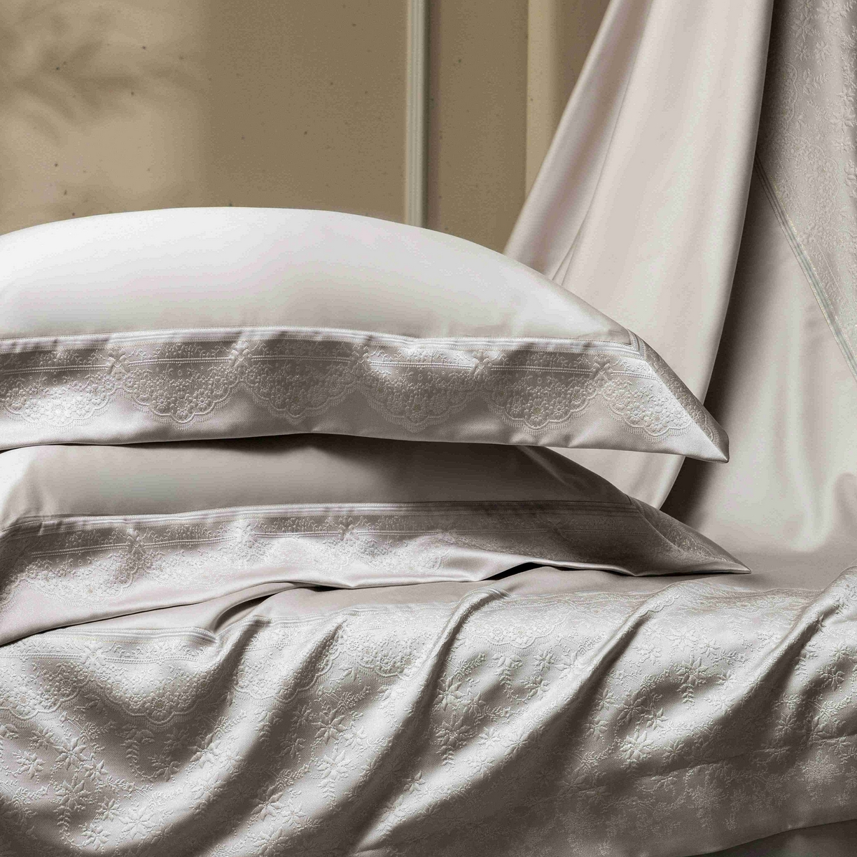 91家纺网 家纺一手货源 找家纺 卡巴伦家纺 2026春夏新款全棉纯棉贡缎高精密提花边条款式四件套 南法庄园-高级灰