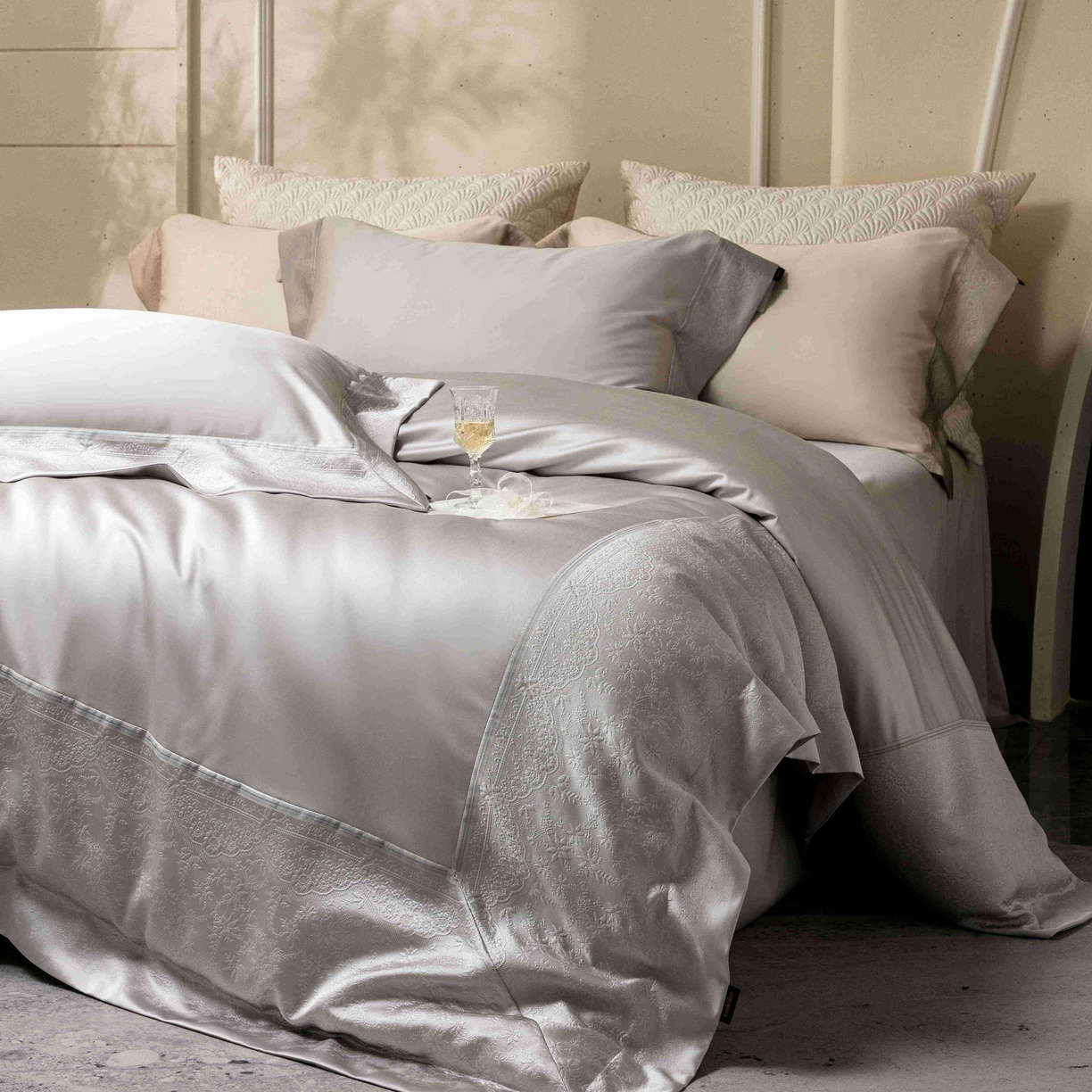 91家纺网 家纺一手货源 找家纺 卡巴伦家纺 2026春夏新款全棉纯棉贡缎高精密提花边条款式四件套 南法庄园-高级灰