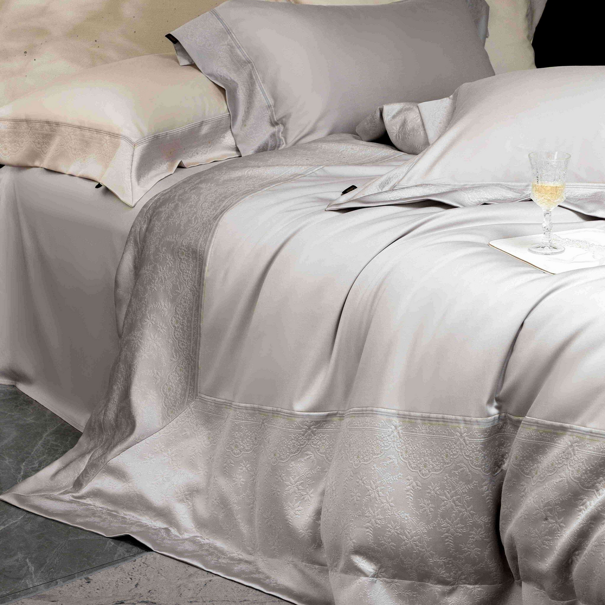 91家纺网 家纺一手货源 找家纺 卡巴伦家纺 2026春夏新款全棉纯棉贡缎高精密提花边条款式四件套 南法庄园-高级灰