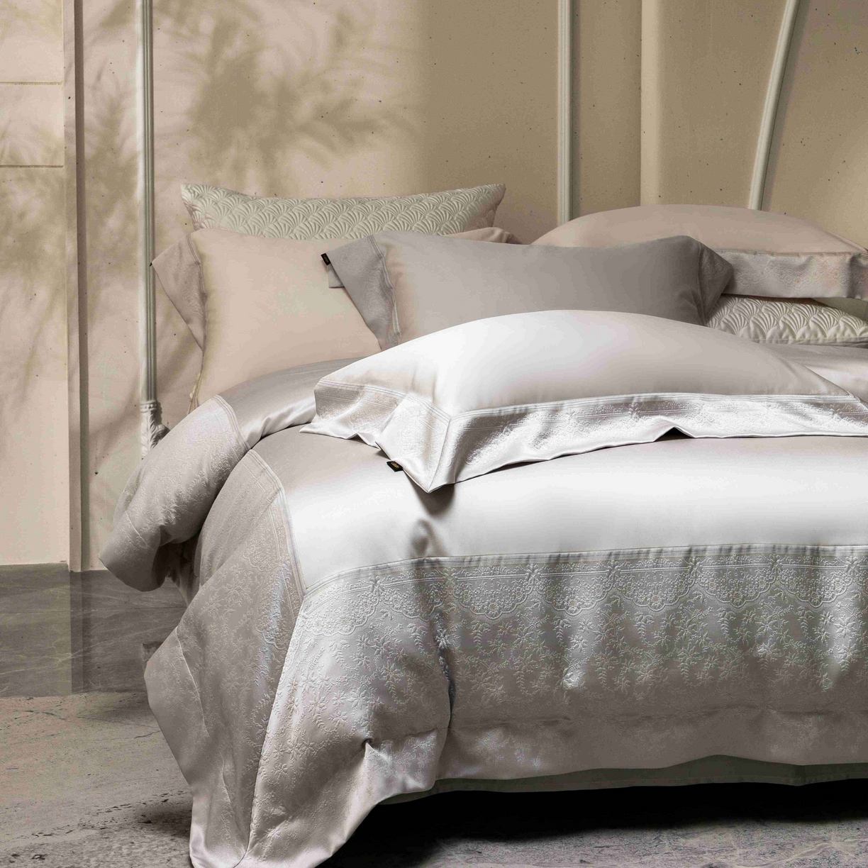 91家纺网 家纺一手货源 找家纺 卡巴伦家纺 2026春夏新款全棉纯棉贡缎高精密提花边条款式四件套 南法庄园-高级灰